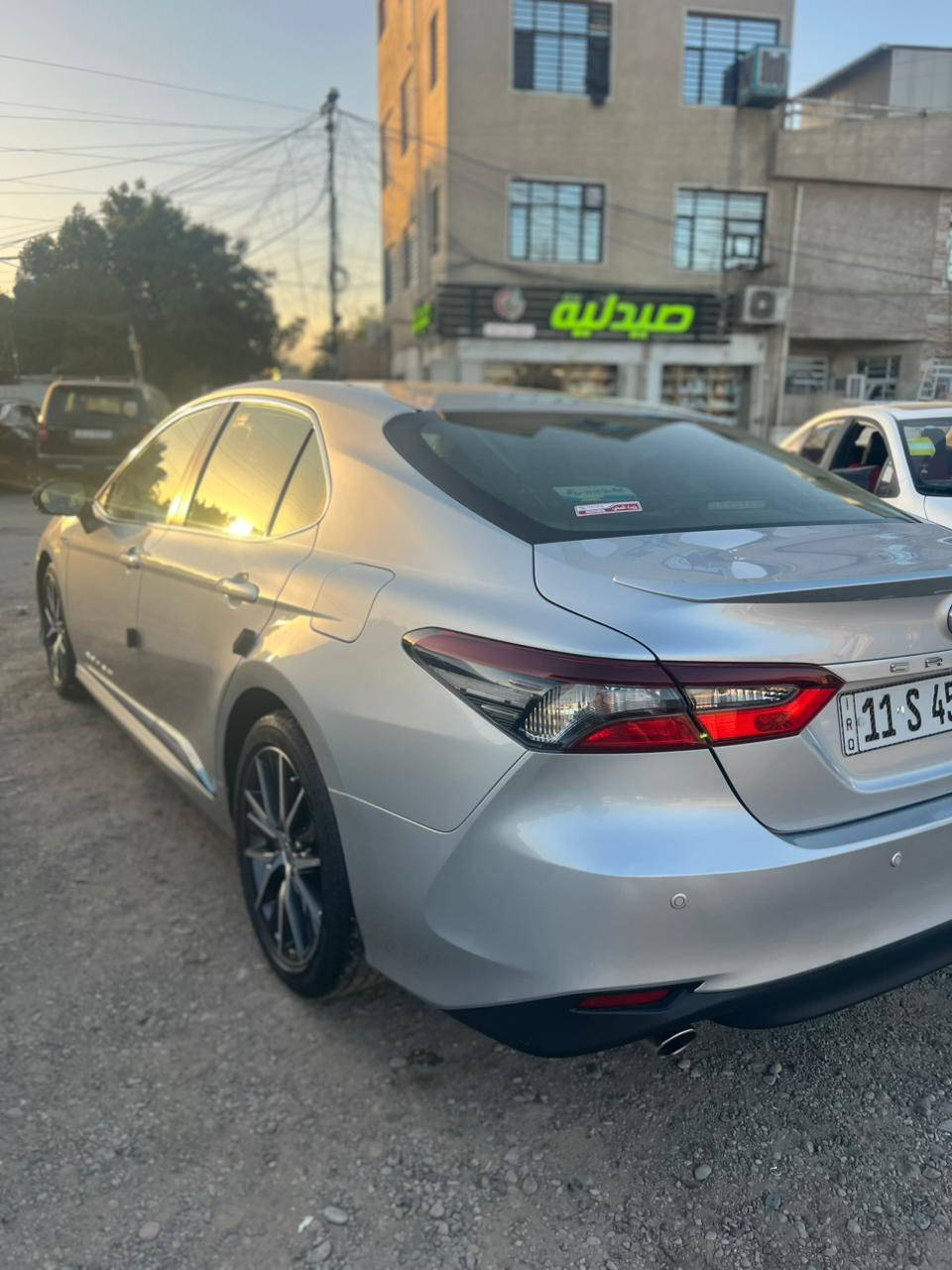 السلام عليكم للبيع كامري هايبرد موديل 2023 فول مواصفات وارد خليجي GLE عبداللطيف جميل لون رصاصي غير محدد سيارة كفالة عامة وجديدة
مواصفات السيارة 
1- فتحة سقف
2-تبريد قطعتين
3-بردة خلفية اوتو
4-هاند بريك بصمة
5-نظام اوتو هولد للازدحام
6-ثلاث وضعيات قيادة
-اقتصادي -وعادي -وسبورت
7-شاشة كبيرة
8-حساسات امامية وخلفية
9-مري جانية شفط
10-دخول ذكي(بصمة)
11-كاميرا خلفية
12-زجاج الابواب اوتو
13-تعتيم اللكتروني للمراية الوسطية
14-تحكمات ستيرن
15- صندوق بصمة
16-ويل كب رياضي حجم 18

العنوان بغداد / حي القاهرة  والسيارة بأسمي 
السعر 240$ وبيها مجال
رقم الهاتف ***********
