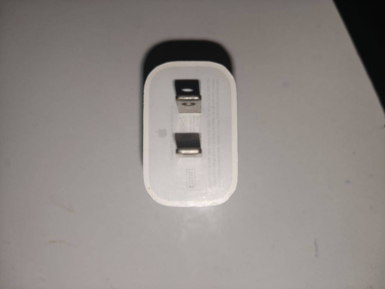 شاحنه ايفون اصليه اجتني ويه الايباد 9للبيع متواجد واتساب ***********
