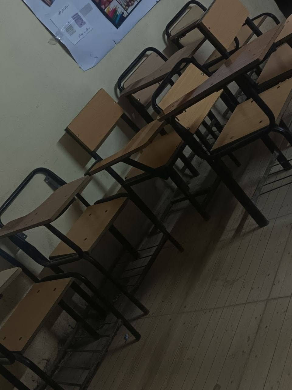 كراسي دراسية مستعمله للبيع بأسعار مناسبة شلعه وحده مستعجل العدد 48 وسعر الكرسي ب20 الف للاستفسار الاتصال على الرقم ***********
