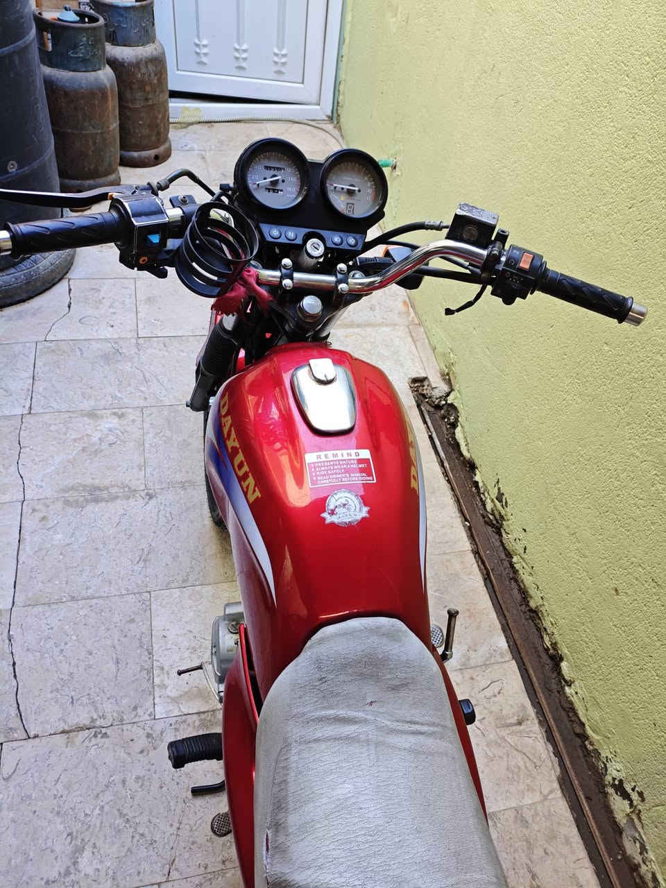 ديوان لون احمر موديل 2016
مرقمة وسنوية لحد 28 وتحويل ثاني يوم .

الدراجة بيها ضربة قديمة عد راعيها السابق بالشاصي بس تتعدل فقط رگبة الشاصي حتى ما مأثرة على مشي الدراجة .

شلعة الدراجة حلوة للعلم الدراجة من 2016 لحد اليوم مفتوحة مرة وحدة بس 
كهربائيات الدراجة كلها شغالة 
نگرة سلف متحتاج تضرب هندر 
الدراجة ما بيها يي نقص وكلها بلادية .

سعرها مليون و100 الف وبيها مجال للشراي 
مكان الدراجة كربلاء 

***********3
