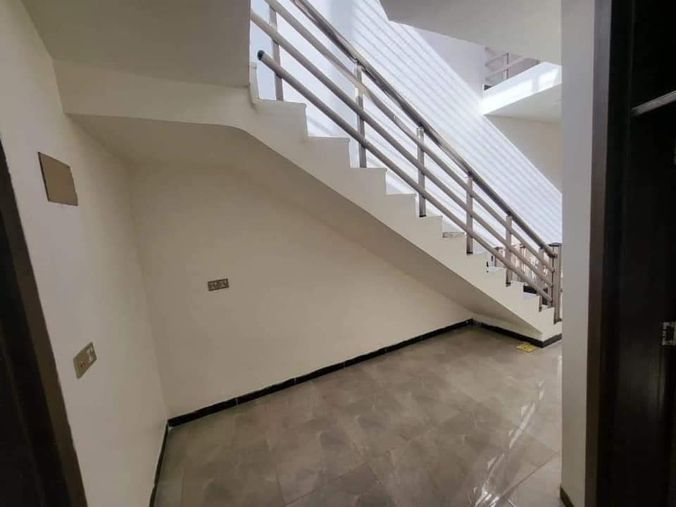 السلام عليكم
يتوفر بيت مساحته 100م
الواجهه 16 ونص
طابق ونص
يحتوي على غرفتين نوم وحده جوه وثانية فوك
بلكونه امامي
سطح خلفي
كهرباء خطين
مجمع الرحمن شارع 14

الاتصال ***********
سعر 178 وبي مجال
