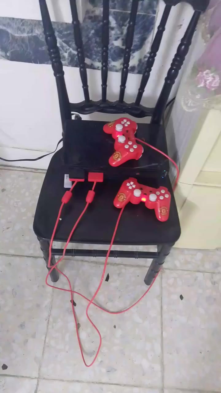 السلام عليكم بلي 2 للبيع مهكر كامل ملحقات سعر 40.  مكاني بغداد الامين لثانية ***********
