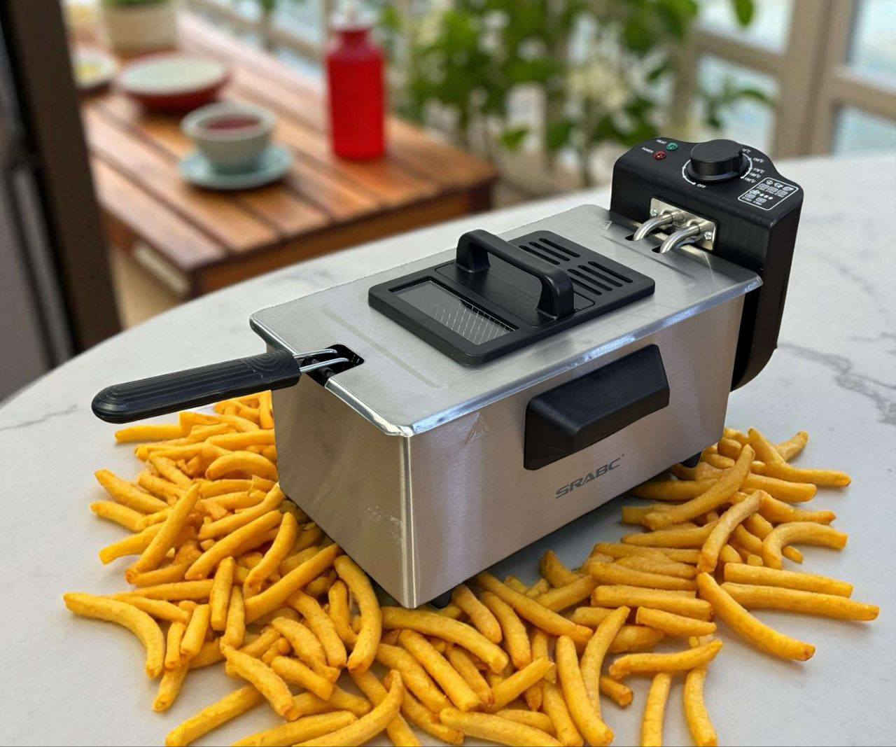 مرحبا ..
قلاية Emerio الزيتية – 3 لتر (اختصار واضح)
سعة 3 لتر مناسبة للاستخدام اليومي دون هدر زيت
تحكم بدرجة الحرارة حتى 190° م عبر ثرموستات قابل للتعديل
مؤشرات ضوئية للتشغيل والتسخين
نظام أمان يفصل عند ارتفاع الحرارة (Thermal Cut-off)
هيكل ستانلس ستيل مقاوم للصدأ وسهل التنظيف
مقبض عازل وغطاء بفلتر بخار ونافذة رؤية لتقليل الروائح

للاستفسار خاص


**إذا كنت صاحب هذا الإعلان وتريد حذفه لأي سبب، رجاءا أرسل رسالة إلى الدعم الفني**