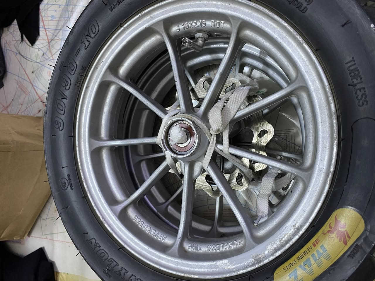 ويلات مشيف رصاصي 
الوزن ثقيل 
نوع تايوان اصلي ختم كامل صفحتين
الويل  عليه تزويد دسك امامي رياضي تايواني اصلي 
عليهن تايرات جلاتين اصلي زيرو جديدات 
إذا متعرف ب أسعارهم لا تحجي رجاءً
سعر الويل كامل 275 عرض مؤقت وبي مجال 
للتواصل *********** إذا مو شراي لا تتواصل
