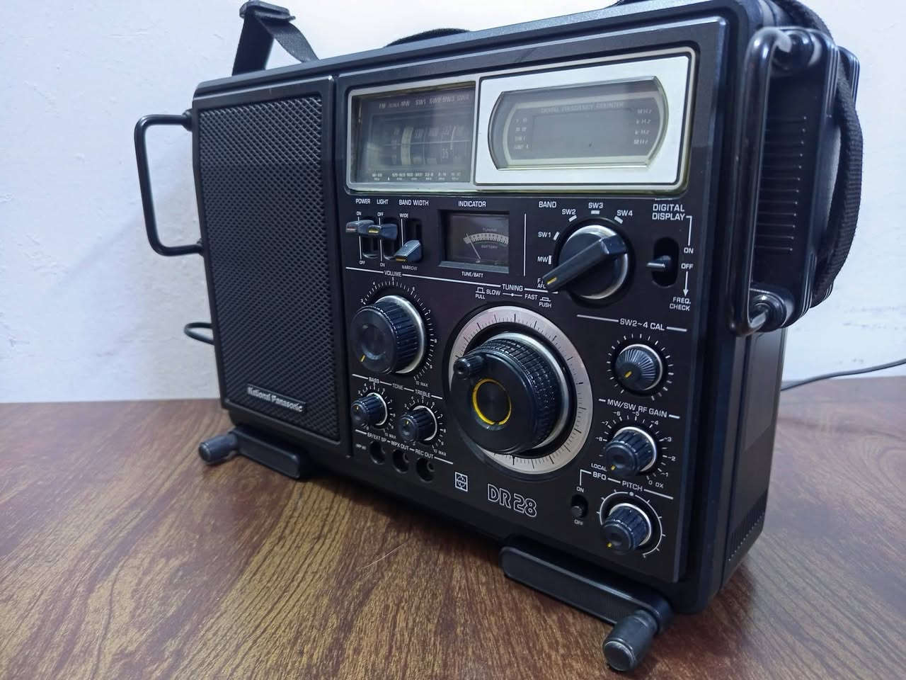 العملاق الياباني راديو ناشيونال الحجم الضخم ، قطعة نادرة ، فخر الصناعات اليابانية في اواخر السبعينات ، تتضمن أبرز ميزاته التقنية ما يلي:
نطاقات التردد: يدعم التقاط محطات الراديو عبر نطاقات FM و LW و MW و SW1-3. 
شاشة العرض: يتميز بشاشة عرض رقمية زرقاء/خضراء فلورية دقيقة تظهر التردد، بالإضافة إلى مؤشر تناظري تقليدي. 
الصوت: يحتوي على مكبر صوت مدمج بقطر 9 سم مع أدوات تحكم منفصلة في الترددات العالية (Treble) والمنخفضة (Bass) لجودة صوت ممتازة. 
الطاقة: يمكن تشغيله عبر التيار الكهربائي (110/220 فولت) أو باستخدام 6 بطاريات من نوع UM-1 (D-cell). 
التصميم: يتميز بهيكل متين مع مقابض جانبية للحماية، ويزن حوالي 3.6 كجم، مما يجعله جهاز استقبال شبه مكتبي. 
الجهاز على حطة الشركة والنظافة 100٪ ويتميز بسحب محطات عالية الجودة 
للاستفسار مراسلتي على الخاص "العنوان ـ بغداد "


**إذا كنت صاحب هذا الإعلان وتريد حذفه لأي سبب، رجاءا أرسل رسالة إلى الدعم الفني**