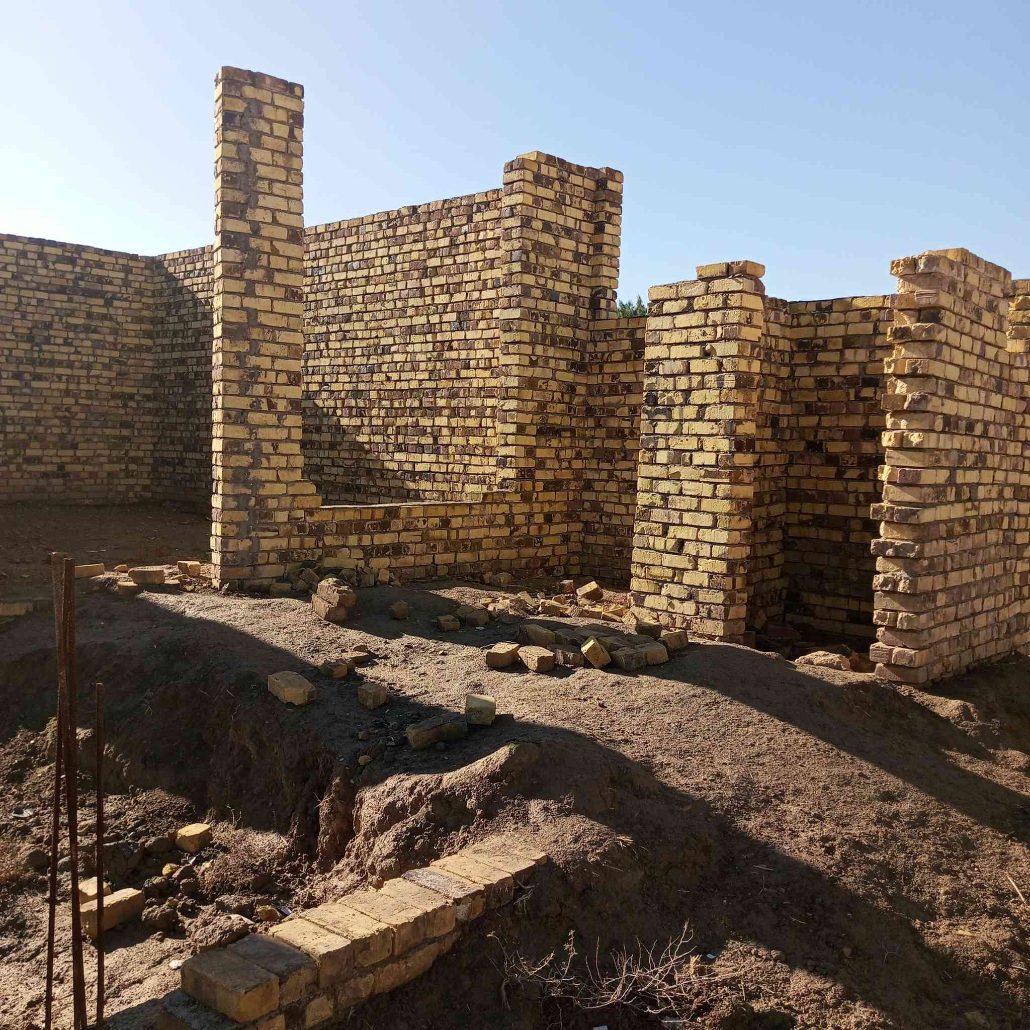 سلام عليكم هيكل للبيع يحتوي على غرفتين نوم 5في 4 وصاله 8في 4 ومطبخ 4في 4ونص  واستقبال 7في 4 ومجمع صحيات داخلي وخارجي المساحه 230متر استفسار على هذا رقم *********** غير متواجد على فيس
