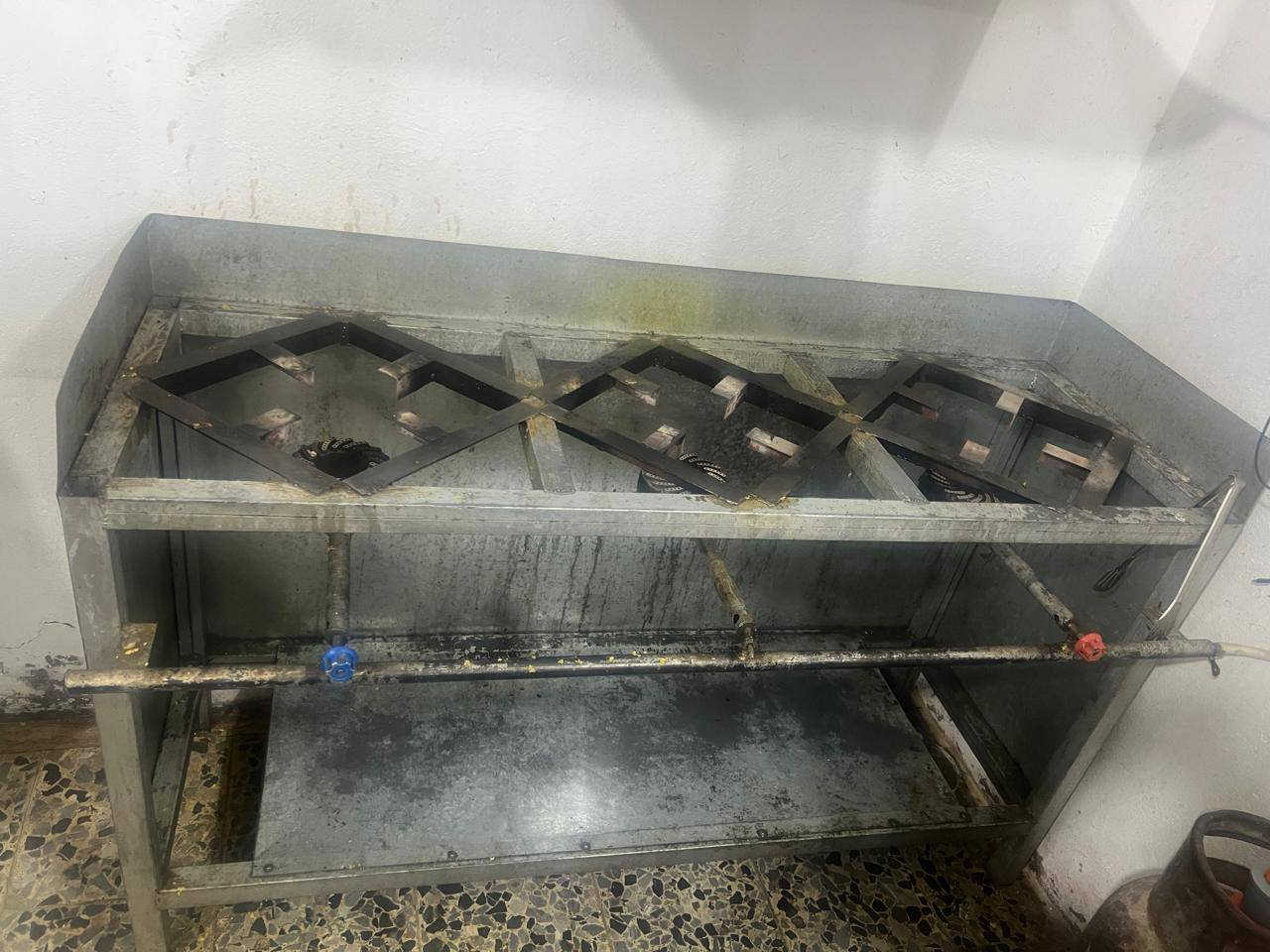 السلام عليكم غراض البيع طباخ شغال مثل ماموضح بالفيديو سعر 275وبي مجال
برادات عدد اثنين رايدهن ب600
كراسي عدد10ب60
طبلات عدد3وحده على 20 
الاستفتار ***********
