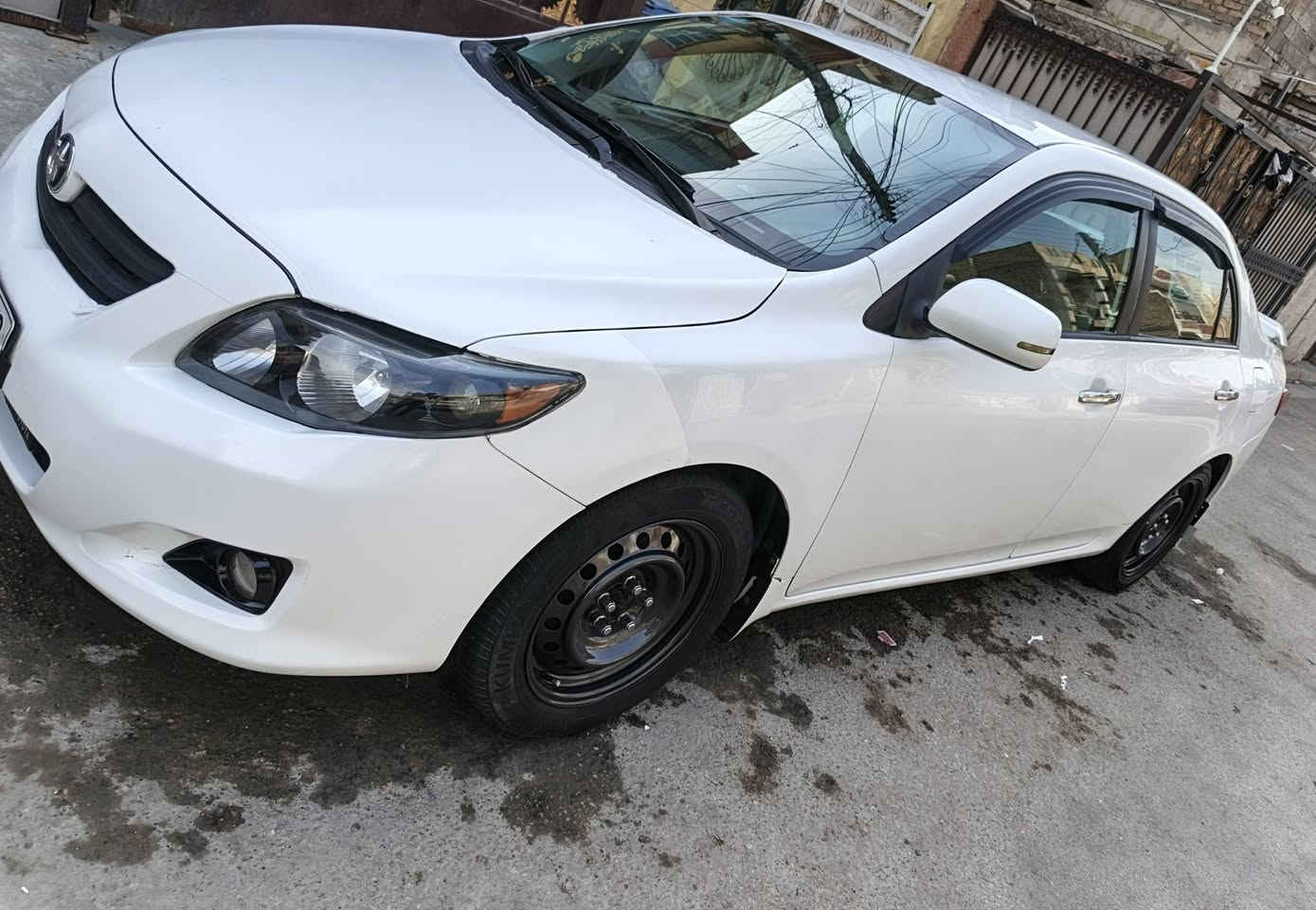 سلام عليكم
‏كورلا وارد أمريكي ٢٠٠٩ 
‏رقم بغداد انكليزي بسمي 
‏بجم كبس شاصي ولغد مكفولات 
‏محرك ٢٠٠٠ وتبريد وتدفئة مكفولات 
‏حادثه باب سايق مصبوغ بدون دواخل 
‏بيه صبغ بابين نصفهن من جوه كنر جهة يمنه  
‏صدر أمامي جديد زوج تايرات اماميه قاعده فيت بم تفصيخ شاشة وكامره وحساسات خلفيه 
‏بيه منظومة زنون عالي وبلوجكترات 
‏إتصال *********** بي واتساب مكانه بغداد
