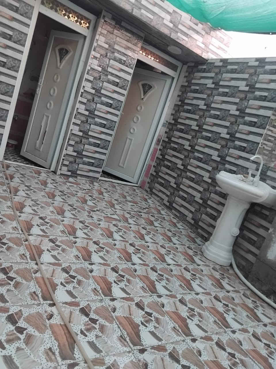 بيت مساحه ٢١٠ نزله ال بو فياض مقابيل مجمع نور الناظر فرع صيدليه الوتين البيت متكون من غرفتين وصاله ومطبخ واستقبال ومناور اثنين وصحيات داخليه وخارجيه البيت صب كونكريت زراعي رقم الهاتف***********
