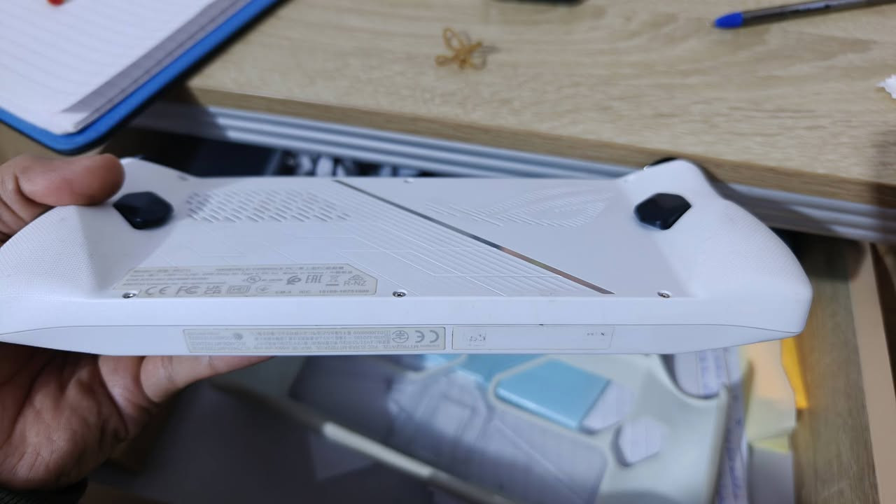 السلام عليكم
asus rog ally z1 extreme
روج اكستريم نضيف جدا 
كامل غراضة موجود سعره 560 الف سعر نهائي 
مكاني كربلاء حي الغدير و توصيل موجود 
*********** 
CPU: AMD Ryzen Z1 Extreme (8-Core / 16-Thread).

GPU: AMD Radeon RDNA 3 (8.6 Teraflops).

RAM: 16GB LPDDR5.

SSD: 512GB NVMe Gen 4.

Display: 7" Touch, 1080p, 120Hz, 500 nits.

OS: Windows 11 Home.

Weight: 608g.

Battery: 40Wh (65W Fast Charging).
