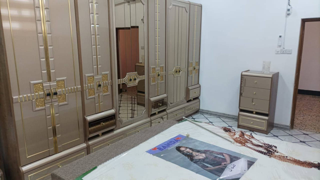 السلام عليكم ورحمه الله وبركاته غرفة نوم نوع تركي عشر قطع غرفه حلوه ونضيفه مثل ما اموضح بالصوره استخدام بصيط شرط شخط مابيها حتى اللزكات ماشالعهن ال س ع ر 2500 وبيها مجال  وهذا رقمي *********** المكان نجف وبالخدمه
