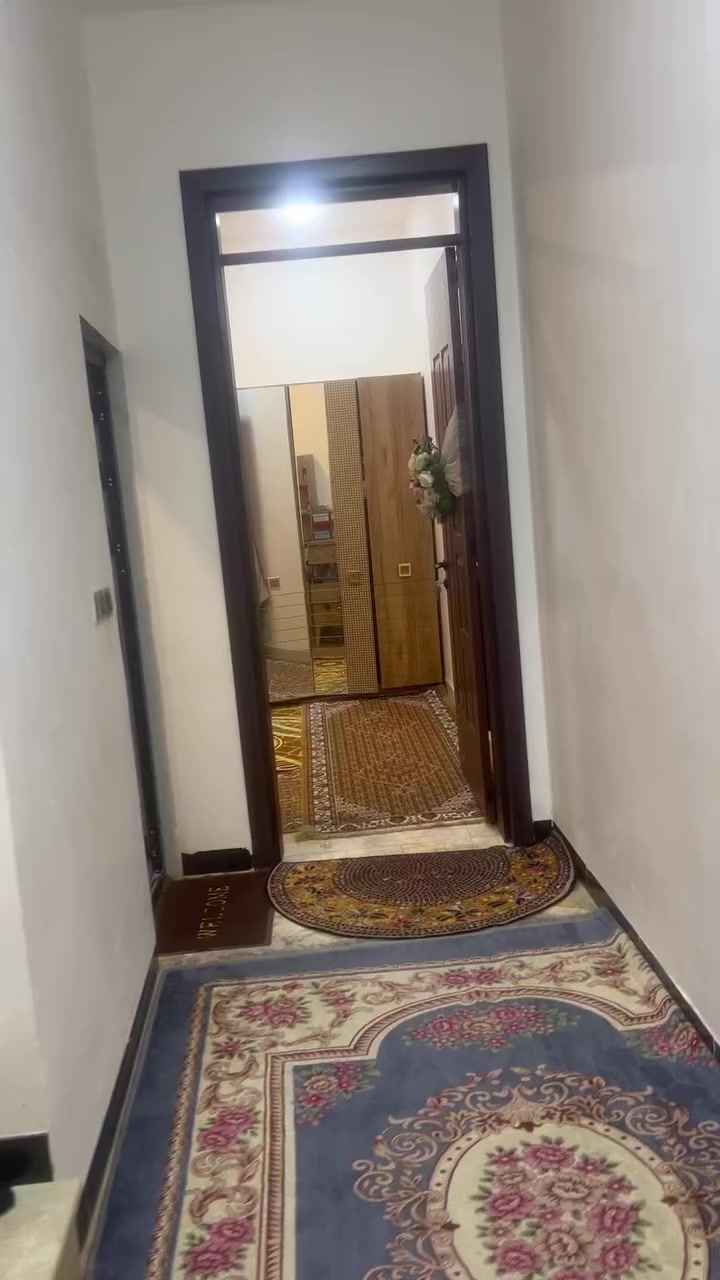 سلام عليكم بيت مساحة ١٢٠ م  طابق واحد الدوانم شارع البلوك بدايته عل الشارع الرئيسي خدمات كاملة 
واجهة ٦ وربع  
بناء جديد ارضية مرمر  بيبان قاصة الشبابيك ألمنيوم يحتوي على استقبال ومطبخ الجدران لوح 
وصاله مفتوحة وحمام  وغرفة نوم
*********** بي واتساب
