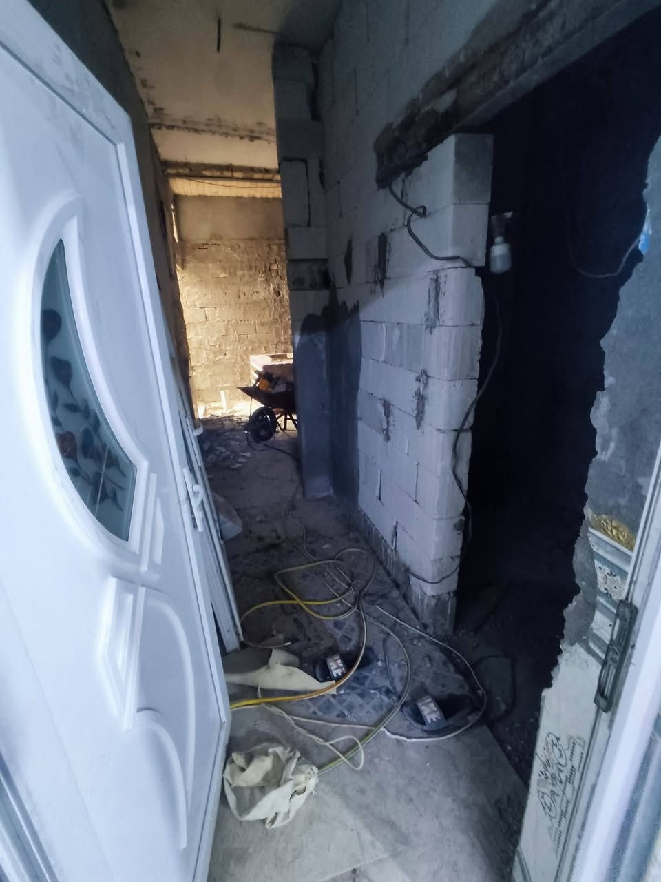 بيت 5 غرف نوم عن شارع الزوار ٧٥ متر يبعد عن الامام اربعه كيلو حقيقي
‏الهم صلي على محمد وال محمد سلام عليكم ‏ بيت مساحته ١٣٣ بلسند واقع حال140 متر نزال٢٠ واجهيه ٧وربع/  قريب الامام الحسين عليه السلام  ‏بيت جاهز للسكن  بيت بصف الركن يبعد عن الامام   5 دقايق بالسياره/كنطرة السلام/ الشبانات الاولى / مقابيل كاع محمد حلوه /بصف مدرسة الجوزاء او الزوراء/ بالباب مال المدرسه شارع عام 7متر/ شارع فرعي 6متر يبعد عن الشارع مال الزوار  75 متر/ كل الخدمات متوفره مي، مجاري، خط ذهبي/، ماعدا  التبليط ماكو/  الشارع سبيس  ‏مواصفات البيت: البيت طابقين ‏الطابق الاول: طارمه/ وتواليت خارجي/  واستقبال جبيره / وصاله جبيره/ ومطبخ  وغرفتين نوم وحده كامله وثانيه مكامله بس نقص سيراميك وبورك والسگف صب كونكريت/ الطابق الثاني//  3 غرف نوم كبار /  وسطح اول / وسطح ثاني/  وهم صب كونكريت + الطابق الاول بلوك والطابق الثاني فرمستون ‏ سند:  25  قرار محكمه من صاحب العقار مباشر  ‏ واني صاحب البيت مو دلال*********** بي واتس آب 
الطابق الاول بناء  عشر سنين والطابق الثاني بناء ٣ سنوات 
ومشمول بقرار التطويب الجديد
