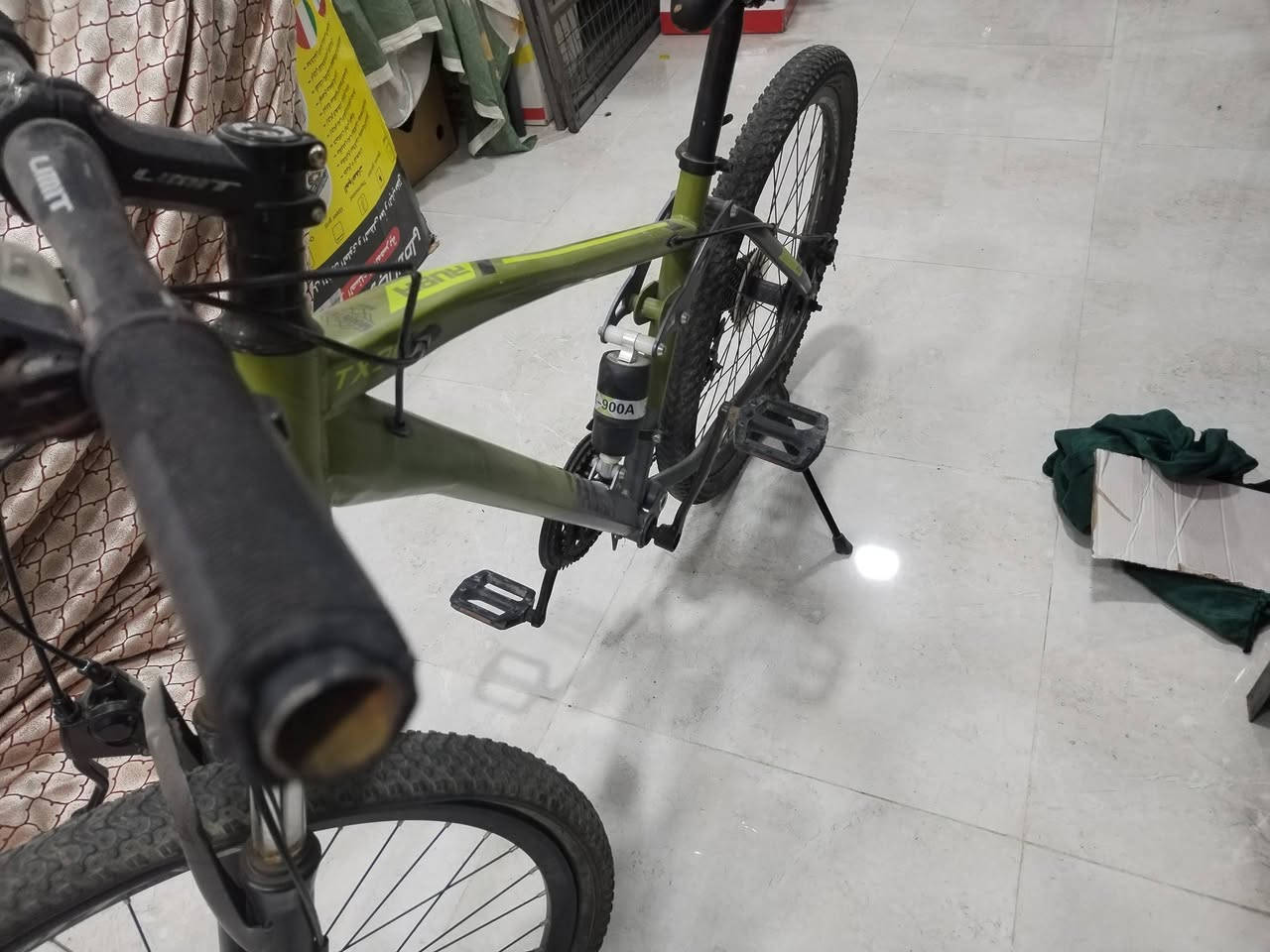 السلام عليكم بايسكل جبلي شركه هاب HUBH صناعه يابانيه للبيع بسعر 50 الف بعده نضيف بي 7 سرعات وبي دبل من النصف بس البريك الامامي قاعدته مكسورة مثل ما موضح بل صورة هذه رقمي لتواصل *********** عنواني الرمادي قرب شارع المستودع
