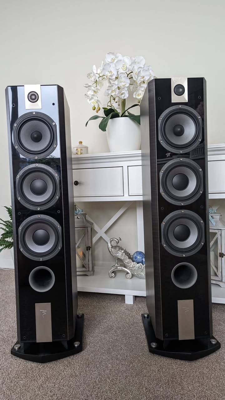 FOCAL 826 HI END SPEAKERS
سماعات راقية جدا
الى محترفين الصوتيات
براند عالمي 
جودة التصينع في اعلى مستوا
Made in france
مستخدم جدا قليل 
***********
