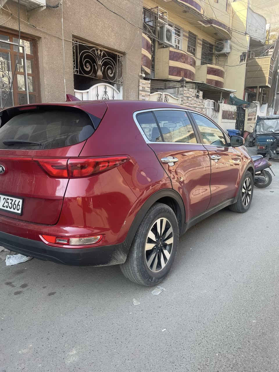 سلام عليكم.  للبيع سبورتج ٢٠١٨ وارد أمريكي  رقم سليمانية وباسمي   محرك ٢٤٠٠ gdi  ماشية ٧٢ ألف   سيارة كلش حلوة  داخلة للعراق كلين   بس نطخت عندي  شي خفيف عدلتها على البارد بابتين عكس السائق  وللاستفسار اكثر الاتصال بالرقم 
واتساب *********** 
السعر 16500$
