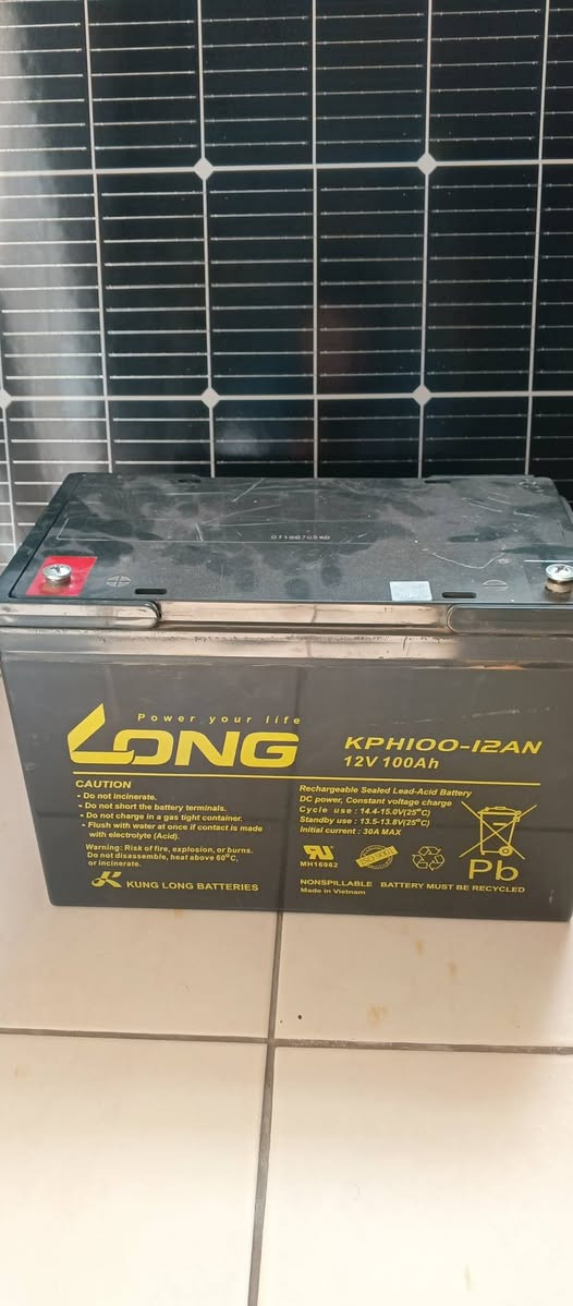 سلام عليكم.. منظومة متكاملة للطاقة الشمسية.. 
تنطيك على الشمس بحدود واحد امبير .. وعلى البطارية بحدود 4 امبير.. 
الأسعار كالاتي 
اللوح مساحة بحدود واحد ونص في 700 .. يعطي 200 واط 
والبطارية جافة 100 امبير
والعاكس تقريبا  4 امبير 
.. 
الأسعار 
.....
سعر اللوح : 75 الف 
البطارية : 125
العاكس : 150 
.. 
المجموع الكلي 350 الف المنظومة كاملة .. وابيع أجزاء أو المنظومة كلها 
.. 
الأسعار نهائية 
..
اخوان المنظومة ممتازة كطوارئ وعن تجربة .. وربي  يكفيكم من الطوارئ .
الهاتف ***********
