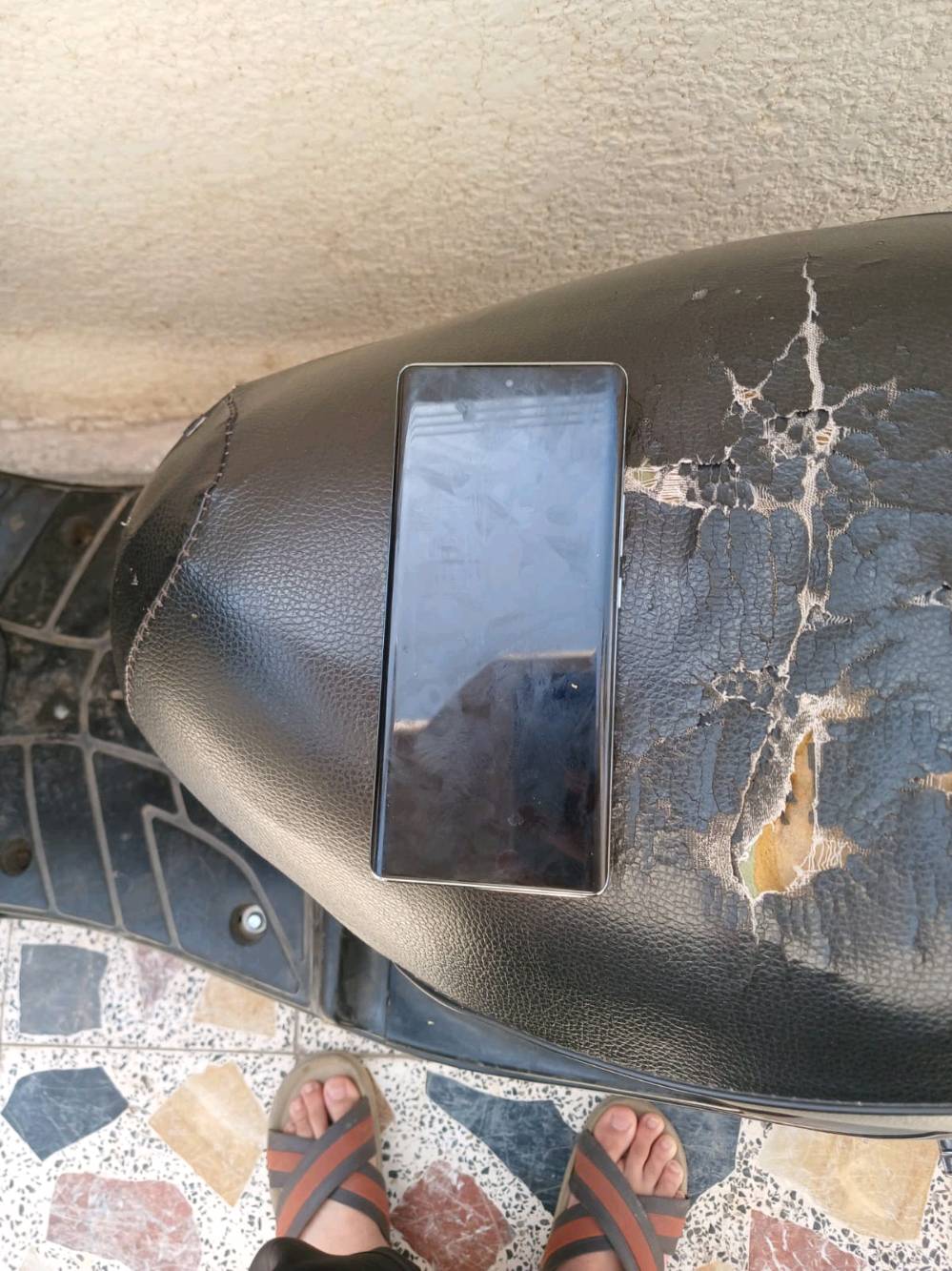 سلام عليكم منو يراوس بأيفون عندي جهاز انفينيكس نوت 40برو للون تيتانيوم مع كامل ملحقاته فقط بيه ضربه بل طرف مامأثر ولامبين ضربه خفيفه كلش جهاز نضيف 100/100 شاحنه 70واط سلكي ولاسلكي بل ضهر 20واط