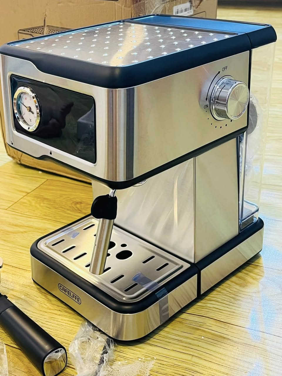 ماكينة إسبريسو CAFELFFE MK-901: ماكينة قهوة شبه أوتوماتيكية بضغط 20 بار وشاشة تعمل باللمس.المميزات الرئيسية: تحتوي على نظام رغوة الحليب وخزان مياه سعة 1.5 لتر تقريبًا.الوظائف: قادرة على تحضير القهوة الساخنة والباردة.
جديده لوك 
سعر ٩٥ الف 
شوفو سعرهه بالعراق بأخر صوره 
متوفر توصيل ٥٠٠٠

للحجز ع الخاص 
توفرت قطعه وحده فقط


**إذا كنت صاحب هذا الإعلان وتريد حذفه لأي سبب، رجاءا أرسل رسالة إلى الدعم الفني**