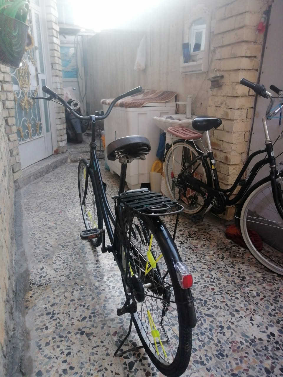 سلام عليكم بايسكل بناتي للبيع لون اسود حجم ٢٦ موديل ١٦ بايسكل نضيف كامل مكمل جاملغه موجود بريكاته سعره ٩٠ وبي مجال للطيبين💓 مكان بغداد الشعب متواجد خاص لاستفسار رقم ***********
