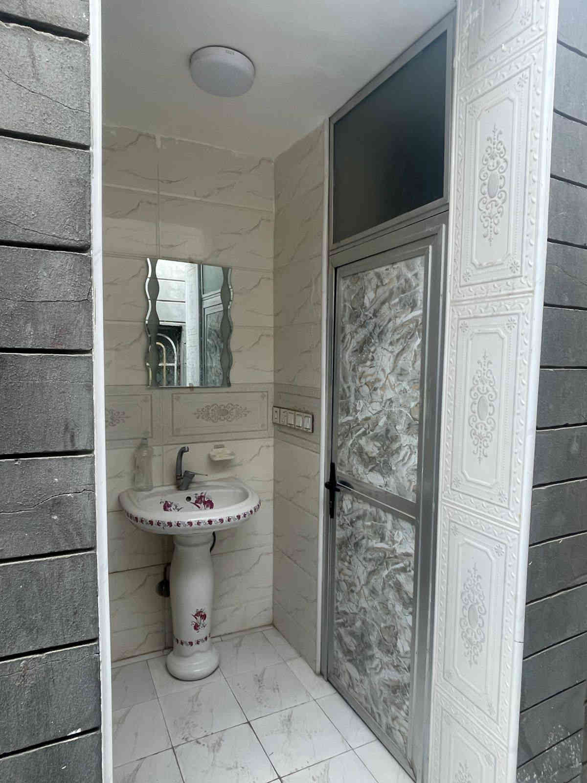 بيت للبيع مساحة ٢٥٠ متر مكون من غرفتين نوم ومطبخ وصاله واستقبال وطابق علوي مكون من غرفتين ومجمع صحيات عنوان البيت الهاشميه القصبة القديمه قرب مجمع الامير خلف الشارع العام خلف بيت دكتور عادل القديم السعر
للاستفسار: ‭٠٧٨٠ ٦١٩ ٢٧١٧‬
او ***********
