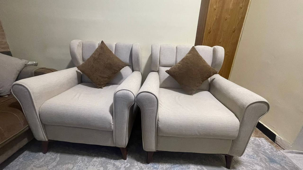 السلام عليكم تخم 2 قنفات 2 كراسي 8 مقاعد شغل درجه اولى وبي ضمان 5 سنوات الوصل موجود مال ضمان ويا كوشات عدد 8 السعر 325وبي مجال قليل يرهم مراوس مع كورنر او ديوان حجم مناسب عنوان بغداد البياع ***********
