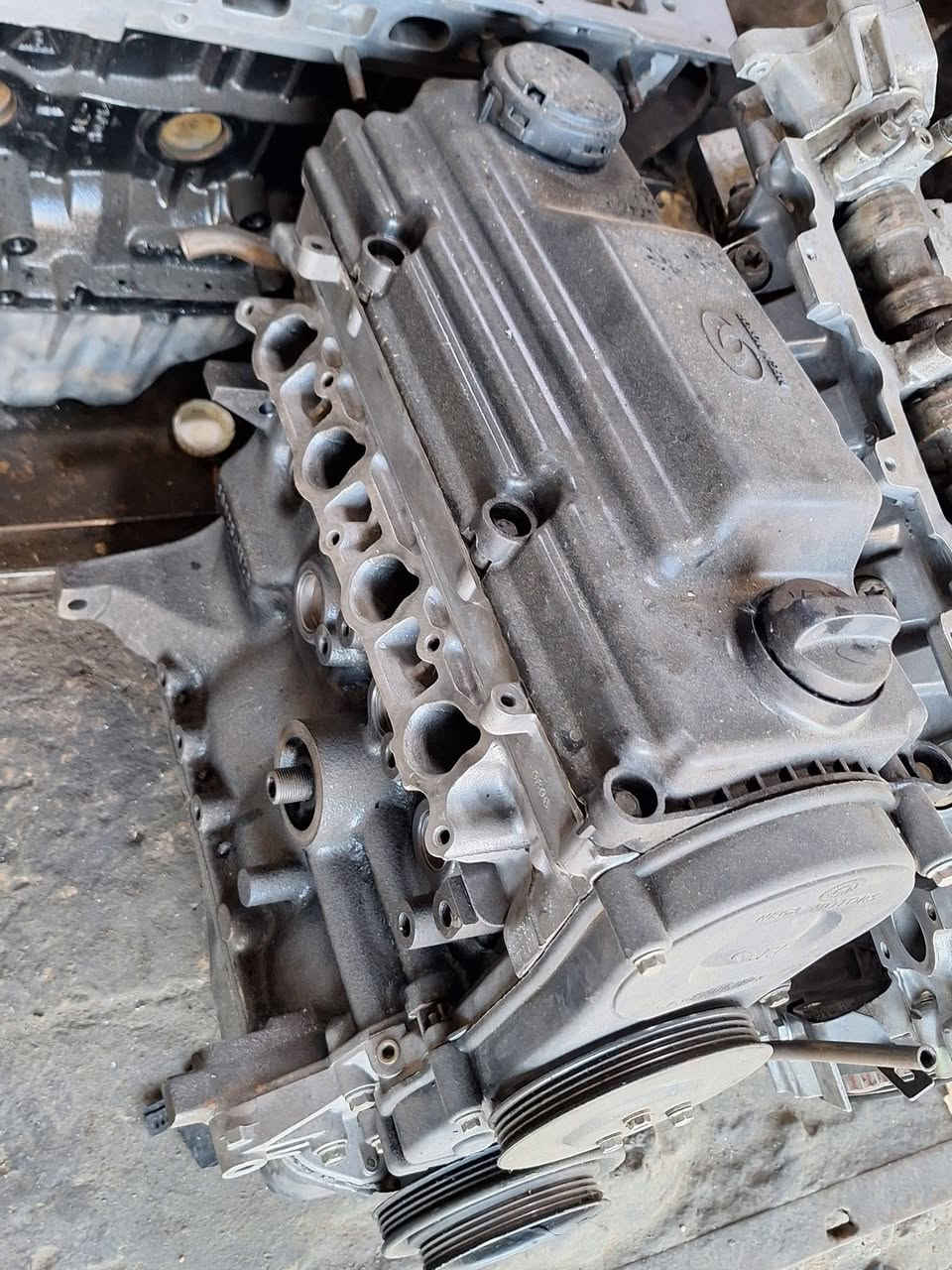 السلام عليكم 
من رخصة الكروب 
يوجد محركات طيبا نص محرك و محرك كامل
يوجد فتح وشد و تجفيت 
العنوان الطالبية فلكة ٨٣ مقابل دائرة الكهرباء 
محلات الكوثر 
 هاتف  ***********
