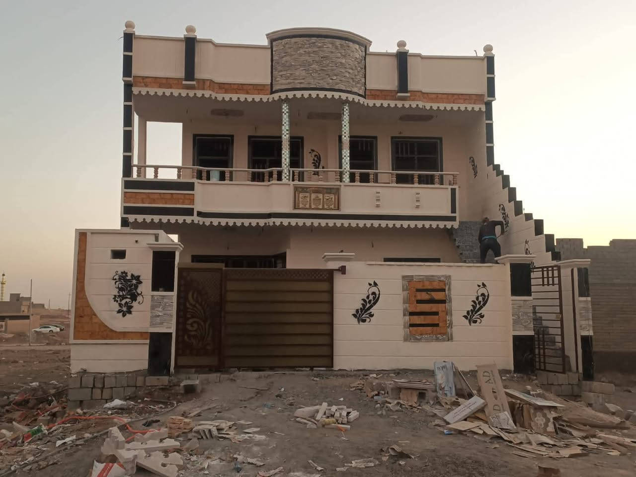 🏠 #دار #للبيع 🏠 (#نقد فقط)
 #تكريت / #الديوم منطقة (#ال3الاف يسار السيطره)
#شارع 10 (طابقين معزولات)
#مساحـــة الدار  200 متر 
#واجهه 10 متر
#نزال 20 متر
#يخدم مشروع ايجار او سكن 

#التعامل مع صاحب البيت مباشر

#السعر مناسب جداً 

#للأستفسار  الاتصال بالرقم

*********** ابو أيلين 

...............................
 نستقبل جميع عروضاتكم السكنية 🏠 والتجارية 🏡 بكافة المناطق #بيع #شراء #الاراضي #المنازل #ايجارات #تجاري #سكني #شقق #مشتملات #محلات.
