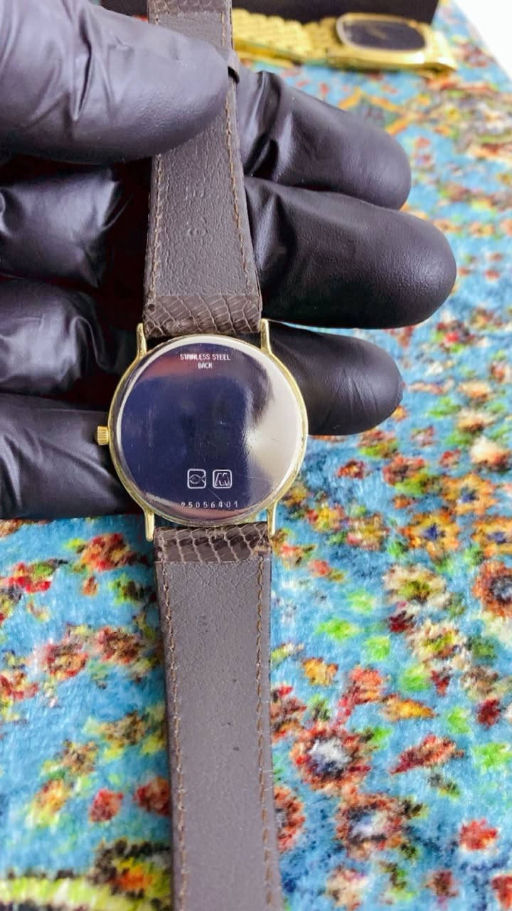 السلام عليكم
ساعه سويسري أصلي من ماركة لونجين العريقه

المواصفات

القطر 33 بدون الدكمه

مينه مميزه مشطبه وأرقام لاتينيه

الماكنه كوارتز بطاريه 

نضام ميلين طلاء ذهب 

الساعه بلاديه بلكامل 

فقط السير مستبدل بسير أصلي 

السعر 200$


**إذا كنت صاحب هذا الإعلان وتريد حذفه لأي سبب، رجاءا أرسل رسالة إلى الدعم الفني**