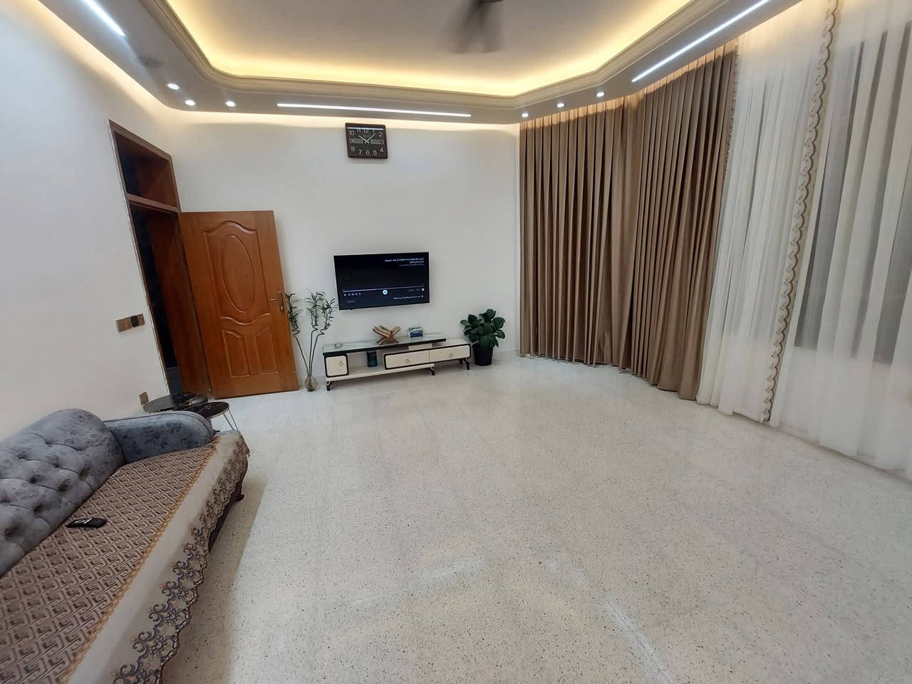 السلام عليكم بيت مساحة ٢٠٠متر زراعي شهداء البياع خلف سوق رضى الشارع عرضة ١٠متر خدمات كاملة مي مجاري كهرباء استفسار اتصل على الرقم بي واتساب ***********@
