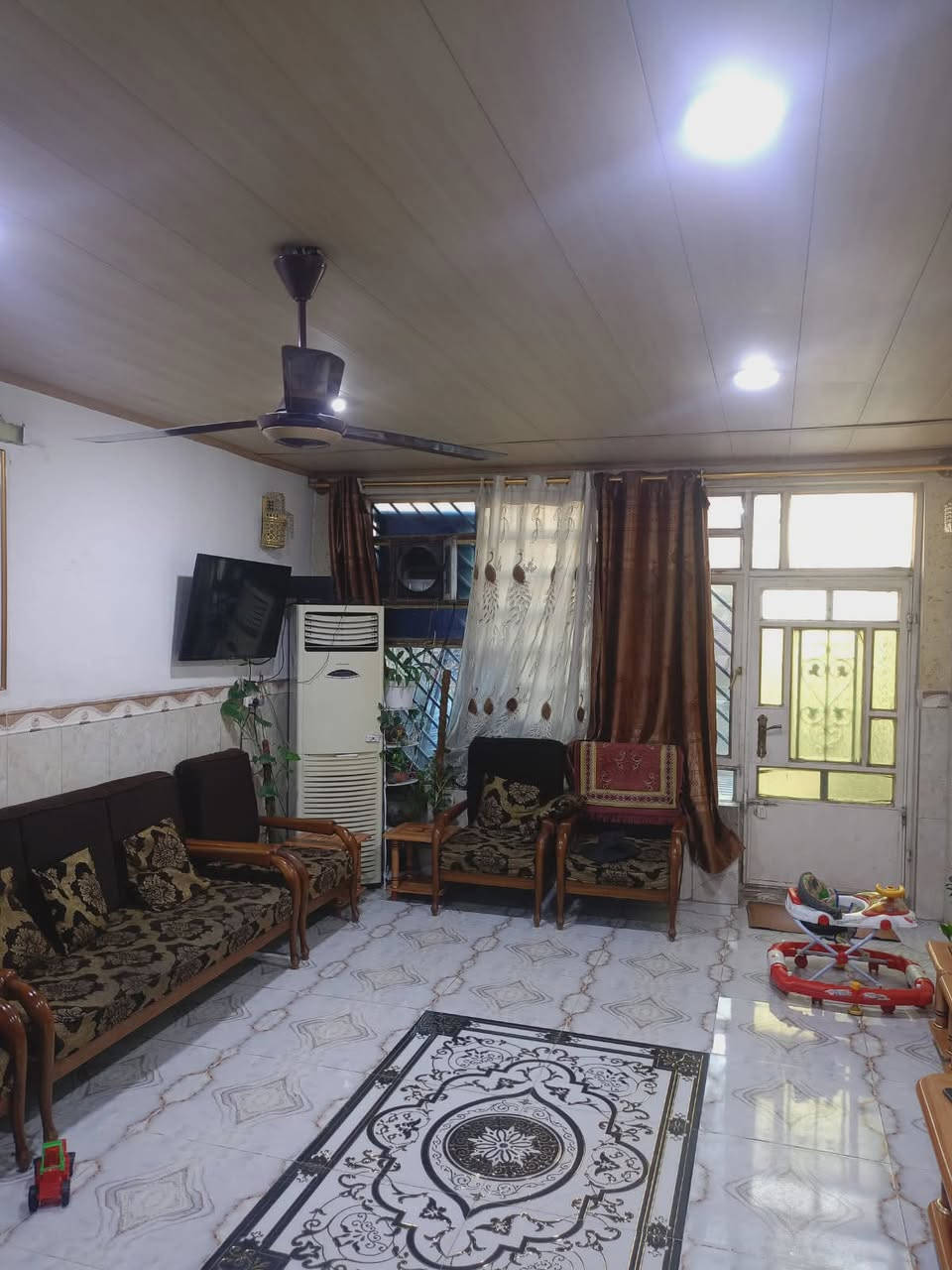 🏠 مشتمل  للبيع  
 موقع ممتاز جدا جدا جدا 
بغداد /الدورة /أبو دشير خلف السوق 💥 💥
📐 المساحة: 90 متر
🧱 الواجهة: 4ونص  × النزال: 20 م
📜 الدار طابو ملك صرف بأسم شخص واحد ✅

✨ المواصفات :
الطابق الأول :
  كراج + مدخل
🛋️ صالة واسعة
.        مطبخ
         منور صغير 
🛏️ غرفة نوم
🚿 صحيات كاملة 

🏡 الطابق الثاني :
🛏️ عدد الغرف 2
الغرفة الامامية كبيرة المساحة وبيها بالكون
🚽 صحيات عدد 2 كل غرفة وياها صحيات خاصة بيها

الطابق الثالث :
☀️بيتونه كبيرة وسطحين
 
المنطقة كامله الخدمات تبليط مي ارصفه كهرباء 
🏡 الدار درجة أولى وجاهزة للسكن فوراً 
💰 السعر 125 مليون فقط
 والموقع مميز جداً 🌟
📞 للاستفسار والاتصال يرجى المراسلة واتس اب على الرقم 💬
***********
ملاحظة :- غير متواجد على الماسنجر الاتصال واتس اب فقط 

عنوان الدار ابو دشير شارع جامع الرحمن
