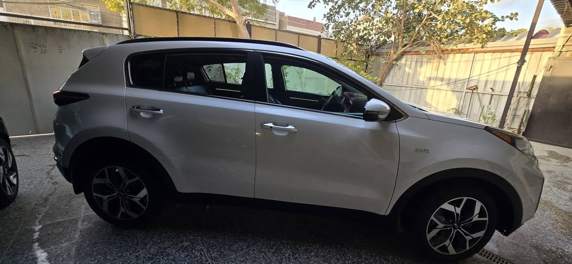 السلام عليك 
عندي هاي الاسبورتج ااامريكي  فووول الفوول مواصفات EX
يعني اعلى فئة موديل  ٢٢
حادثهة فقط الجاملغ الامامي فقططط 
بددددون شاصييي مكفوول
مواصفااات 
بصمة ...  بانوراما... كشنات جلد كهرباء 
بيهن تتدفئة وتبريد 
ويل كب دعاية فول تحكم 
وغيرهة من المواصفات المعروفة 
السيارة جددددا جديدة وفلس متصرف عليهة واحلى من الصور 
السعر المطلوب ١٨٠ وبيهة مجال 
الانصال ***********
