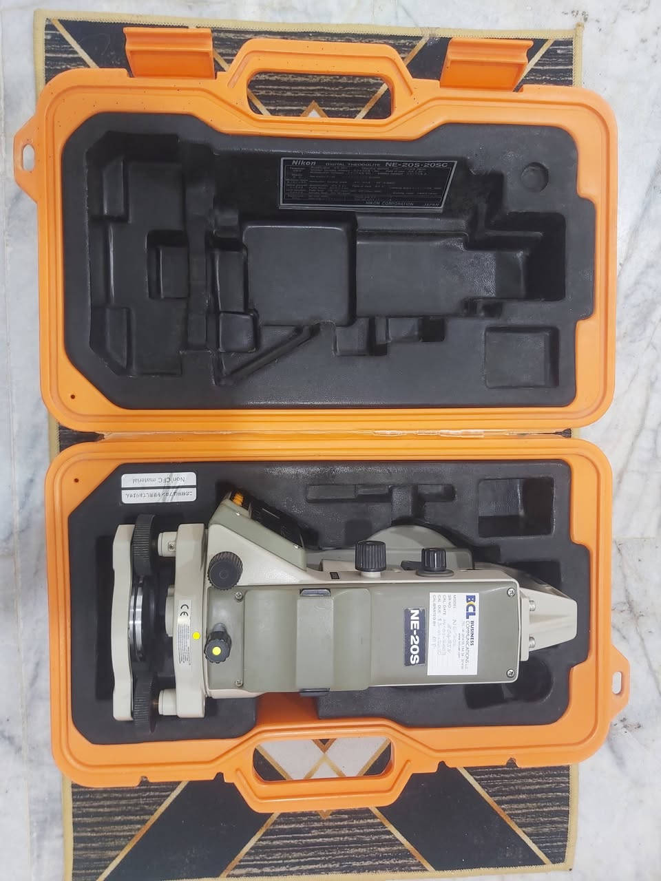 السلام عليكم
متاح 
جهاز ثيودولايت ياباني
نوع Nikon NE-20S
يعمل ب بطاريات AA 

هاتف 
***********
