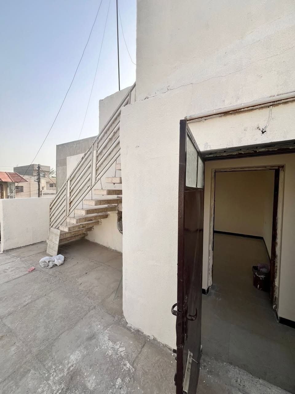 #للايجار____في____السيدية
مشتمل للإيجار 🏠

🔹 المحتويات:
غرفة
صالة
مطبخ
خدمات

🔹 المميزات:
سطح كبير
طابق أول فوق الأرضي
معزول عزل تام
قرب التجاري

💰 الإيجار: 500 ألف

📞 للاستفسار: ***********
📍 مكتب الفهد الهندسي – مقابل الحكم سنتر
