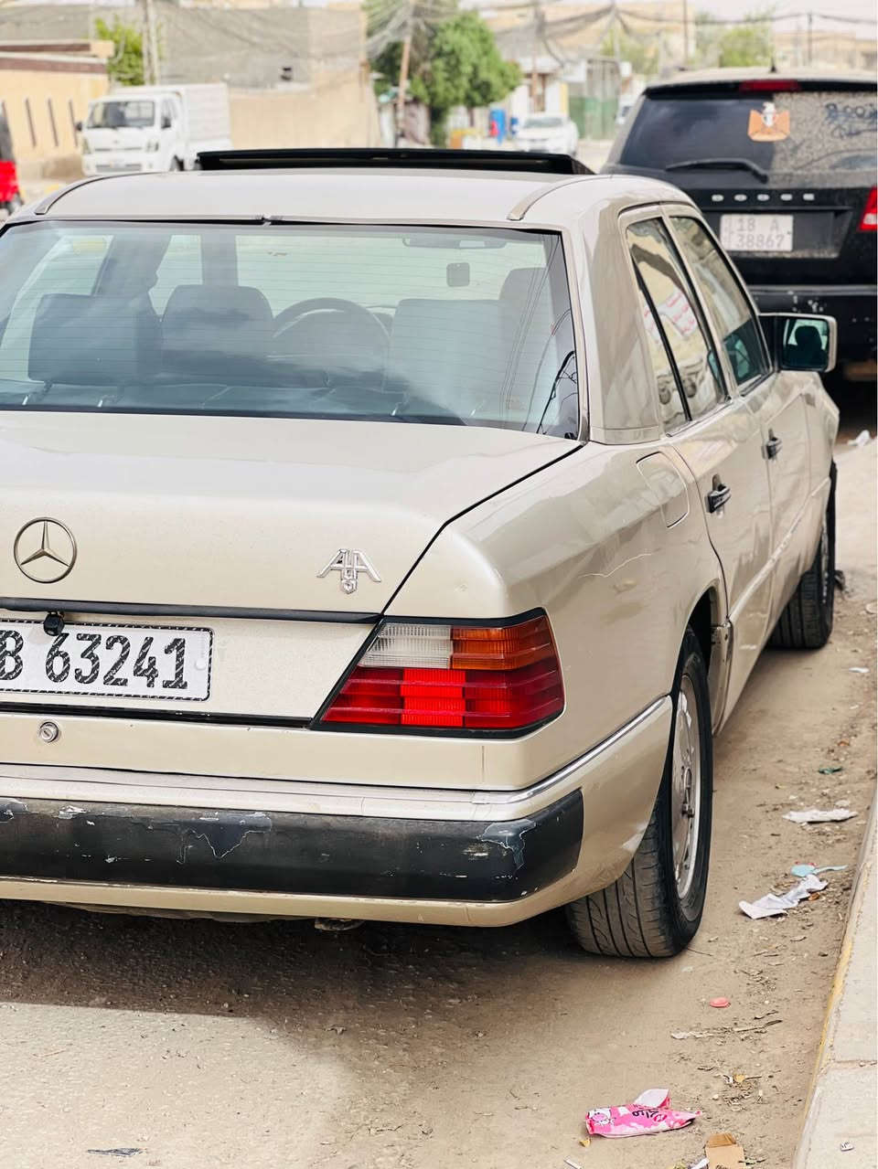مارسدس دب مديل 1987 
رقم بغداد انكليزي  باسمي سنويه 29 
كير ومحرك راس الثور 3000 خير من الله 
تبريد شغال خير من الله 
فتحه جديده شغاله 
الكشنات كهربائيات ثنينهن 
المري جهتين كهرباء 
الجامات كلهن كهرباء 
سنتر لوك شغال 
اناره وكهربائيات كلهن شغالات 
غرفتها نضيفه للون زيتوني غامق 
سياره معمره على ايدي ومال جناي من تلكيط خياسات من عازل من كهربائيات من تبريد من حداديه  سياره متعوب عليها ومشتغله شغل مال جناي حماوه متعبر فوك ال80 
سعرها 65 وبيها مجال بسيط مكاني كربلاء حي العامل 
رقمي *********** كربلاء, العراق

