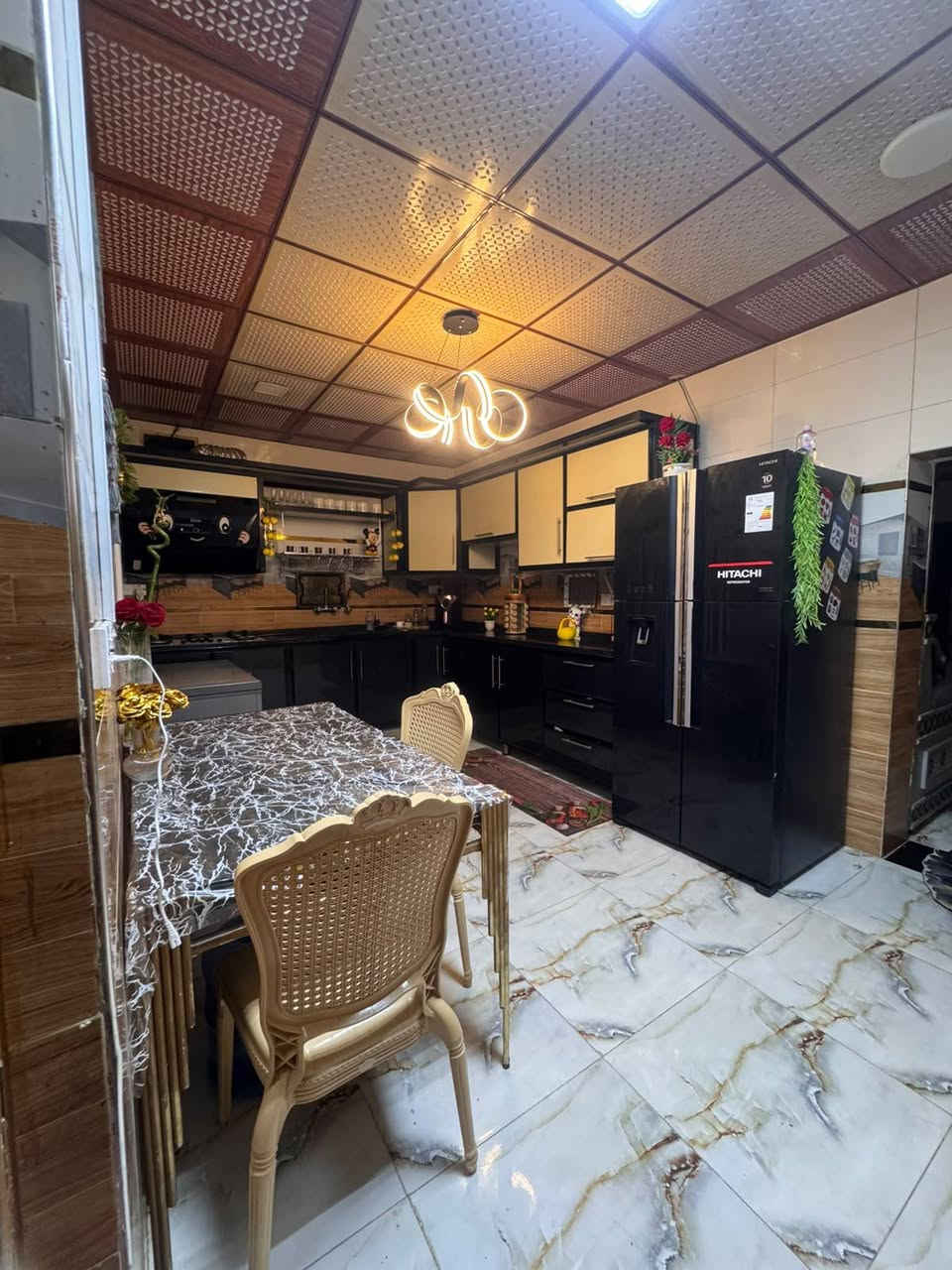 سلام عليكم اخوان بنيان كونكريت  بيت المساحه280 غرفتين وصاله واستقبال ومطبخ حار ومطبخ بارد حديقه مرتبه وحلوه گراج للسيارات كبير صحيات خارجيه وداخليه لبيت حلو ومرتب طابو باسمي سعره 120 موقع حي العسكري صدر رابع  مدرسه العراق  عشارع باب تبليط  نتصل ***********
