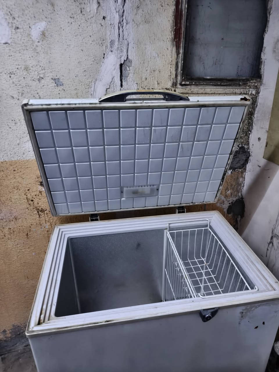 مجمده للبيع اي عيب ما بيها شغاله بس بيها لك شويه سعر 40 بمجال كركوك


**إذا كنت صاحب هذا الإعلان وتريد حذفه لأي سبب، رجاءا أرسل رسالة إلى الدعم الفني**