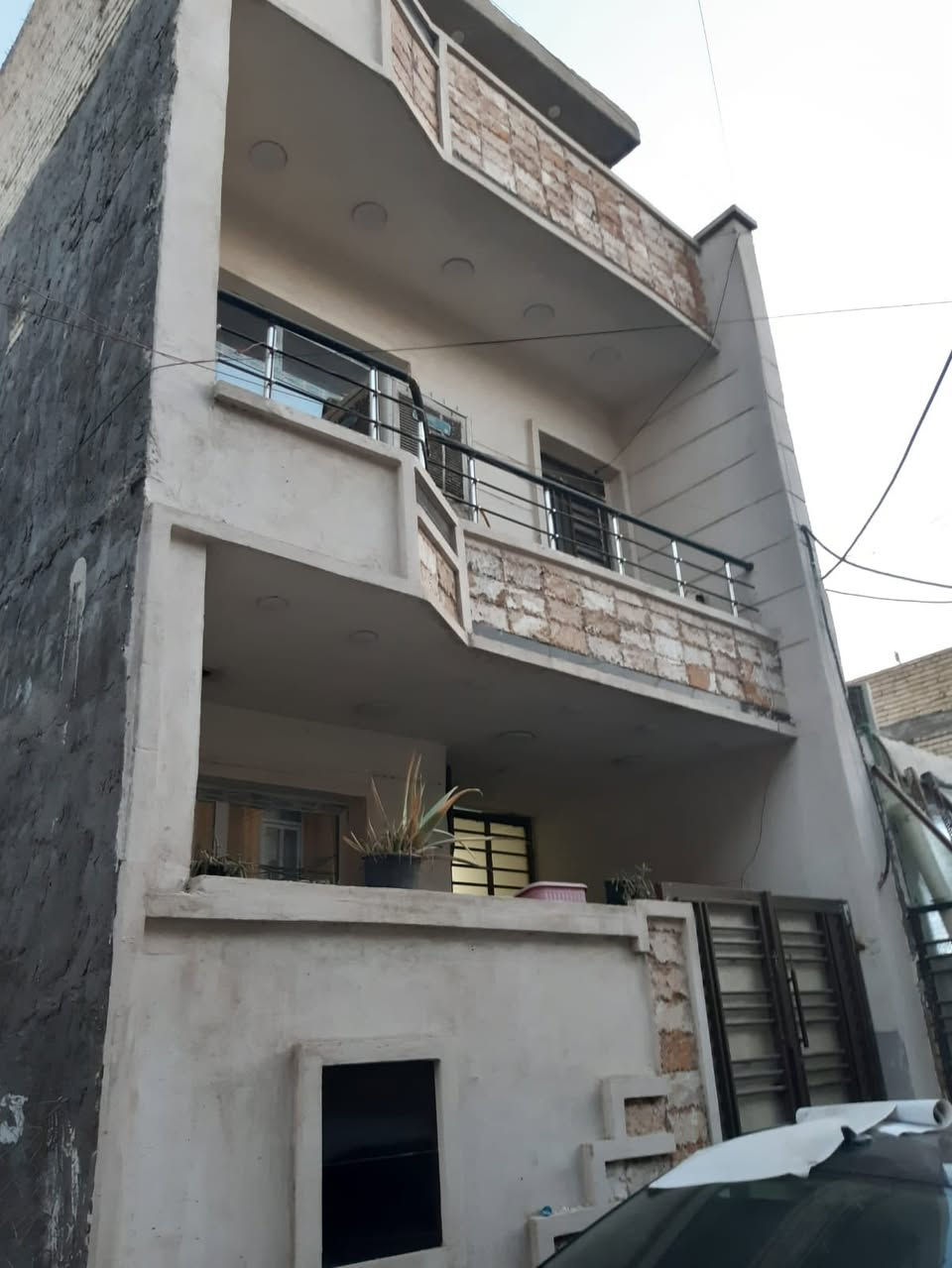 دار زراعي سند٢٥ بغداد تابع لحي العدل المساحه ٥٥م٢ الواجهه ٥ النزال١١ يحتوي على استقبال/ مطبخ/صحيات/الطابق الثاني يحتوي على غرفتين ٤/٥ والغرفه الثانيه ٤/٣ +صحيات والطابق الثالث/غرفه ٥/٥ سطح صغير  الارضيه البيت بالكامل سيراميك هندي + المطبخ سيراميك حفر هندي  سعر البيع ١٥٠ مليون رقم الهاتف *********** ابو انمار المحمداوي الشارع مقرنص وكهرباء ومجاري كله تمام
