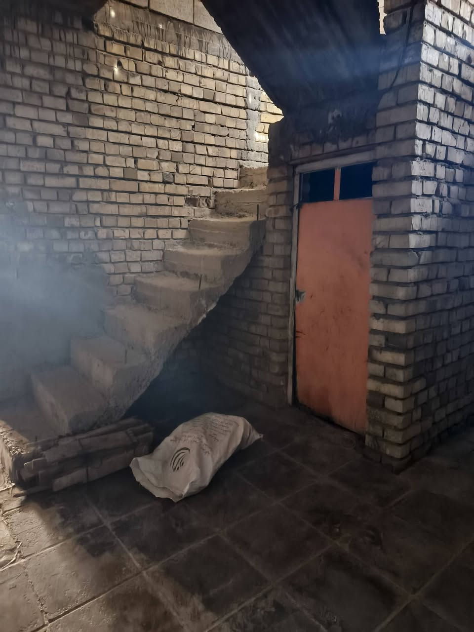 سلام عليكم بيت للبيع طابو في منطقه النهروان 100 متر في شارع الضغط البيت طابوق وسط كلشي بي كامل الخاص مفتوح *********** الشراي بخير ويدلل
