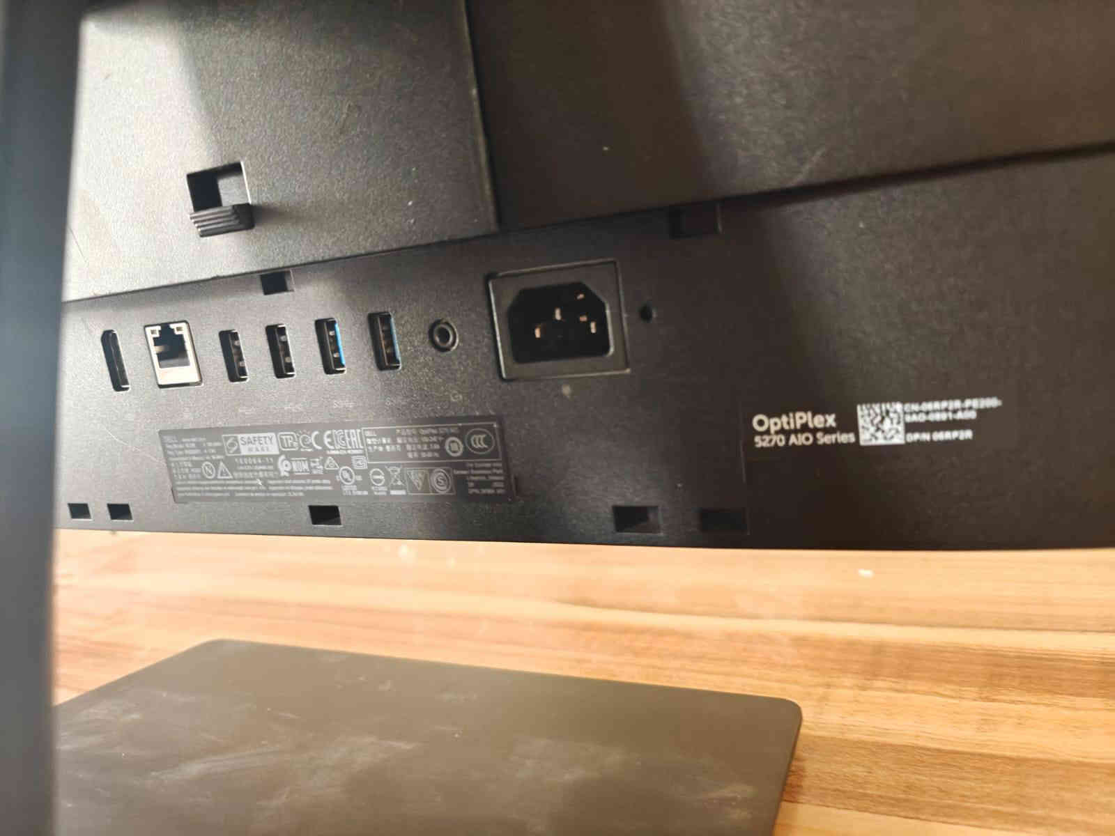 📢 عرض خاص – شاشة لمس All in One من Dell

الكيس والشاشة بجهاز واحد أنيق يقلّل الأسلاك ويخلّي مكتبك مرتّب ومنظّم ✨
🌟 آخر القطع المتوفرة!
💰 السعر: 515 ألف دينار فقط

---

💻 الموديل:

DELL OptiPlex 5270 – الجيل التاسع

شاشة لمس Touch Screen

---

🔧 المواصفات:

• 🖥️ المعالج: Intel Core i5-9600 – الجيل التاسع
• 🧠 الرام: 16GB DDR4
• 💾 التخزين: SSD 256GB
• 🖱️ الشاشة: 21.5 بوصة Touch Screen
• 🎨 كرت الشاشة: Intel UHD Graphics 630 مدمج
                            windows 11 Pro نظام التشغيل 🪟•
• ✨ الحالة: نظافة ممتازة جدًا
• 🛡️ الضمان: استبدال لمدة أسبوع

---

🔌 المنافذ:

📍 أمـام الجهاز:

• 2 × USB 3.1
• 1 × USB Type-C
• 1 × منفذ سماعة/مايك Combo
• 1 × قارئ بطاقات SD Card

📍 الخلف:

• 2 × USB 3.1
• 2 × USB 2.0
• 1 × HDMI Out
• 1 × DisplayPort
• 1 × LAN
• 1 × Power Port

🔹 المجموع:

• USB: ستة منافذ + Type-C
• الفيديو: HDMI Out + DisplayPort
• الصوت: Combo Audio Jack
• الشبكة: LAN
• قارئ SD: موجود

---

⚙️ الاستخدامات المناسبة:

✅ الأعمال المكتبية والدراسة
✅ التصميم الخفيف والمونتاج البسيط
✅ مشاهدة الفيديوهات والبرامج التعليمية
✅ شاشة لمس لتفاعل أسرع وأسهل

---

🚗 يتوفر توصيل لجميع محافظات العراق
📞 للحجز أو الاستفسار:
📱 اتصال: ***********
📱 واتساب: ***********
