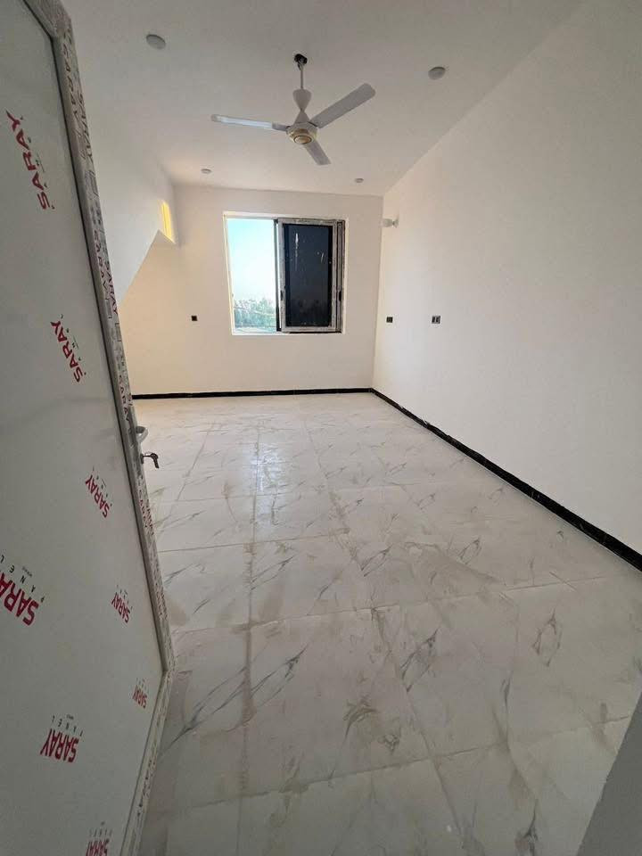 السلام عليكم 
يوجد شقق للايجار حي الفرات شارع العقليه زينب
شقه مكونه من غرفتين ومطبخ وصاله وحمامين فصولين شرقي وغربي
مجهزه كيزر وتانكي وماطور ومرواح

‭٠٧٧١ ٧٥٧ ١٣٨٧‬
