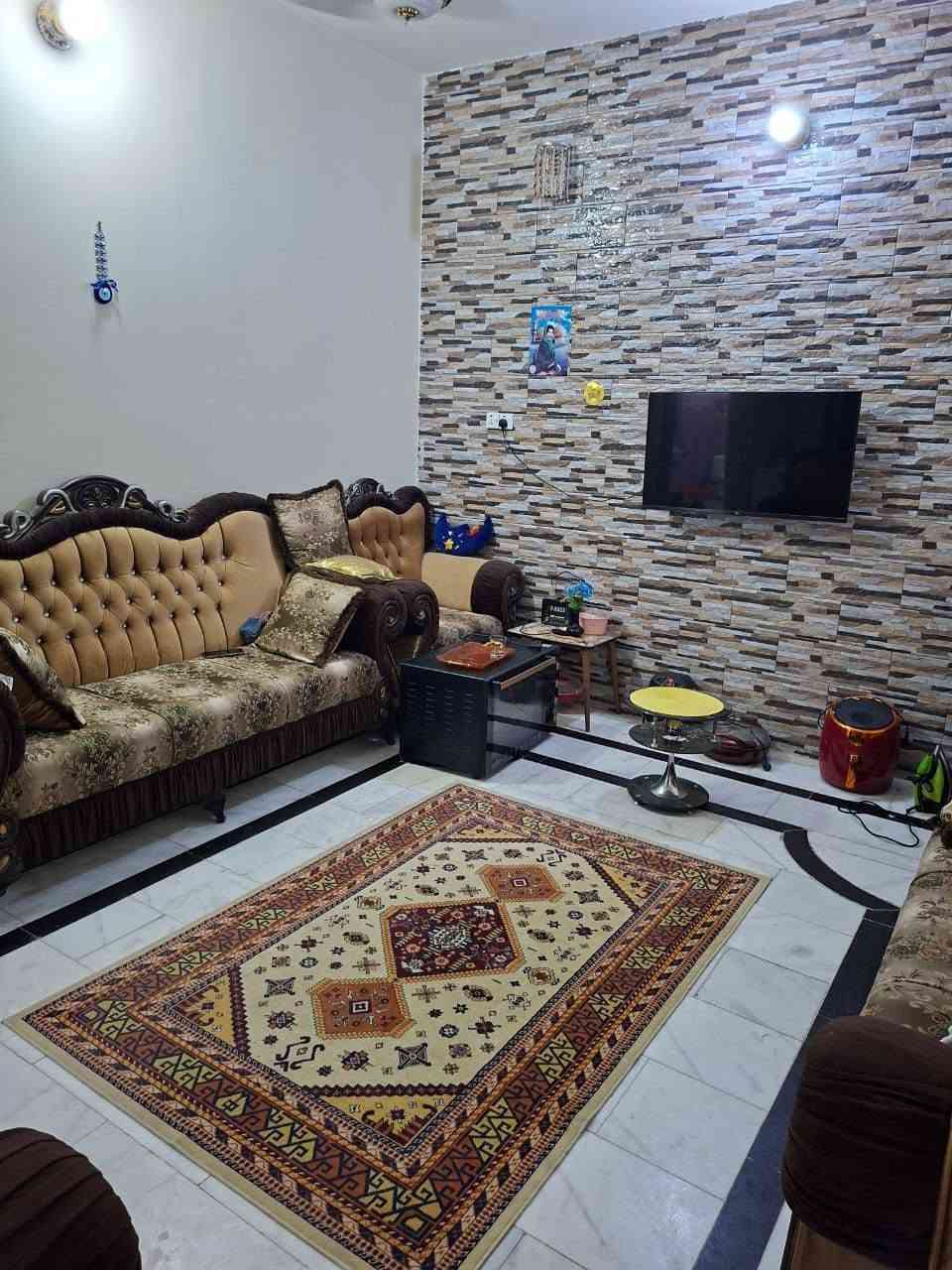 دار للبيع 200 م يحتوي على طابقين يتكون الطابق الارضي 2نوم واستقبال وصاله ومطبخ وصحيات طابق الاول 2نوم وصاله وحمام حي الجامعة قرب مدرسة ٱيسن الابتدائية 
***********
