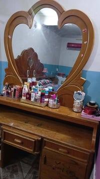 غرفة نوم • للبيع • خشب