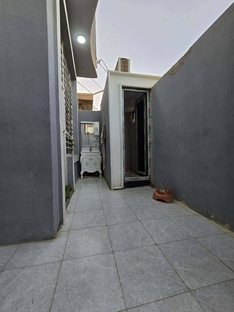 سلام عليكم بيت للبيع 100 متر طابقبن طابوك نهروان صب كونكريت بيت متعوب عليه شارع تبليط عنوان شارع مطار قديم قرب اسواق بابا شتريلي بواري كهرباء دفن  مكلف بل نشر راح اخلي رقم صاحب دار ***********
