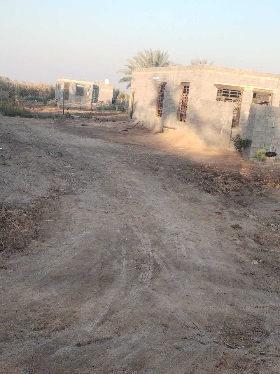 سلام عليكم يوجد دونم وربع 3100 متر يحتوي على بيتن واجها 26 عنوان كربلاء شارع جماليه قرب مدينه العاب نواره الاملاك 
ماع سقي وماء لساله مدارس مستوصف وخط مولد  تبعد 500 متر عن شارع العام والمدارس سعر 180 وبيه مجال عقد 117
للاستفسار 
***********
