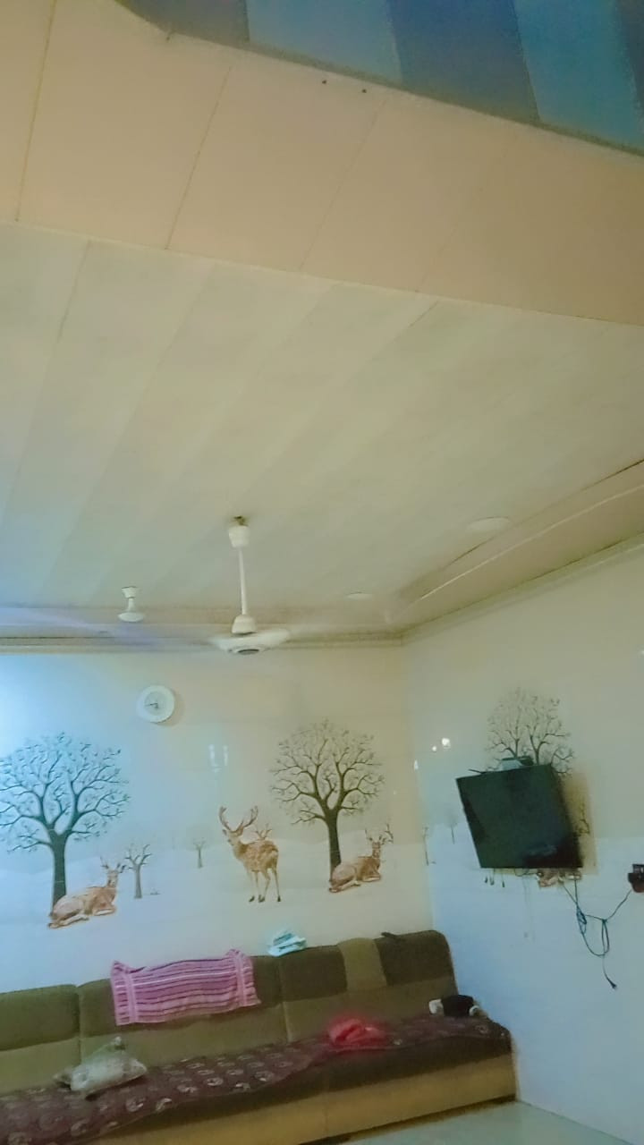 سلام عليكم 
بيت للبيـــــــــــــع 🏠
مساحــــــــة الدار 160
طابقـــــــــــــــــــــــــن
يحتوي على غرفـــــــــــة نوم عدد2
مجمــــــــــــــــع صحيــــــــات عدد 3
صالـــــــــــــــــة+مطبـــــــــــــخ+ستقبــــــــــــــــل
ويحتوي على كافـــــــــــــــــة الخدمات ماء كهرباء مجاري انترنيت ظوئي يبعد عن الشارع الرئيسي40متـــــــــــر الموقع الكائن حله بابل حي الامين  شارع 80قرب معجنات قصر الشام خلف مركز سيف سعد للستفسار الاتصال على لارقام 📱***********
