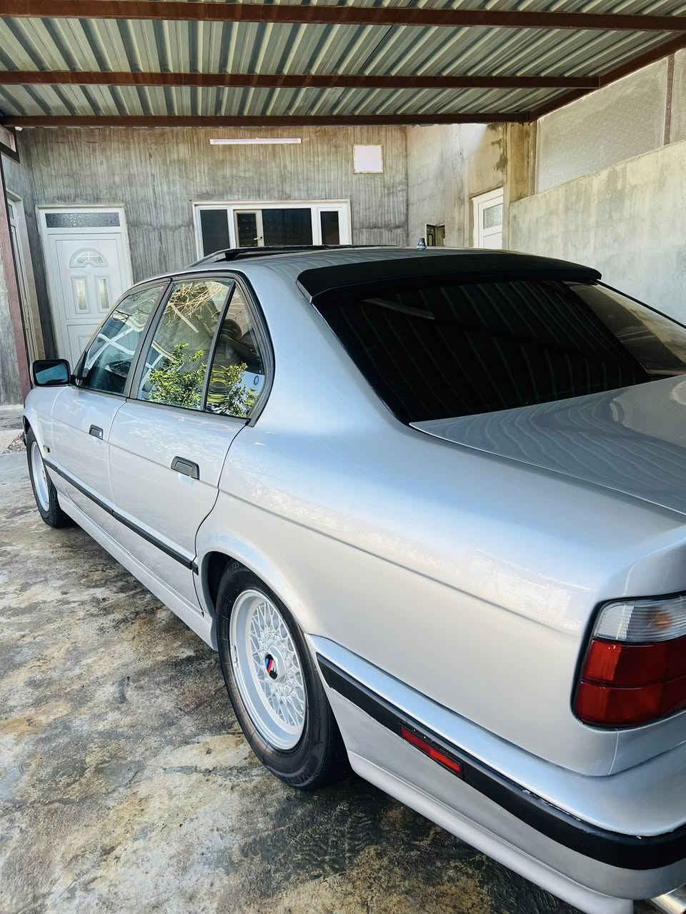 BMW 1991 525Ai
فول مواصفات 
سلايد ته بريت
چوار جام كارابي
لايت ئلقه پئش گه وره 
ده عامي M
سبوغ عامه لؤجواني 
جه مپه كي پشتي هه يه 
پئشي كه پسه 
ته خم پئشي هه موي تازه گؤريه 
10وه ره قه ونيو غرامه ي له سه ره 
دواي معامه له ده تده مه وه
ته عويل وه كاله به شه رت 
گئرو مه كينه به شه رت 
***********
