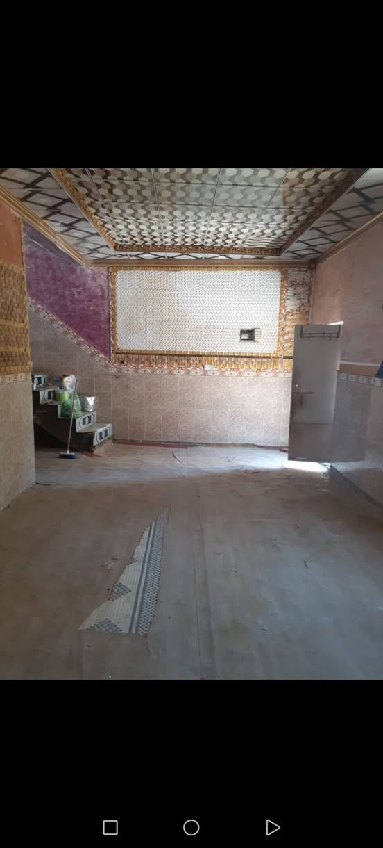 السلام عليكم بيت للبيع حي التاميم الغسل على الشارع العام مباشر البيت مدخل مساحة 290متر يتكون من طارمة كبيرة ومدخل كبيل غرفتين وصالة ومطبخ ومنور وصحيات /البيت مهمول من ورة المئجرين وعايز شغلات بسيطة
السعر ٧٥وبي مجال 
رقم مبايلي ***********
