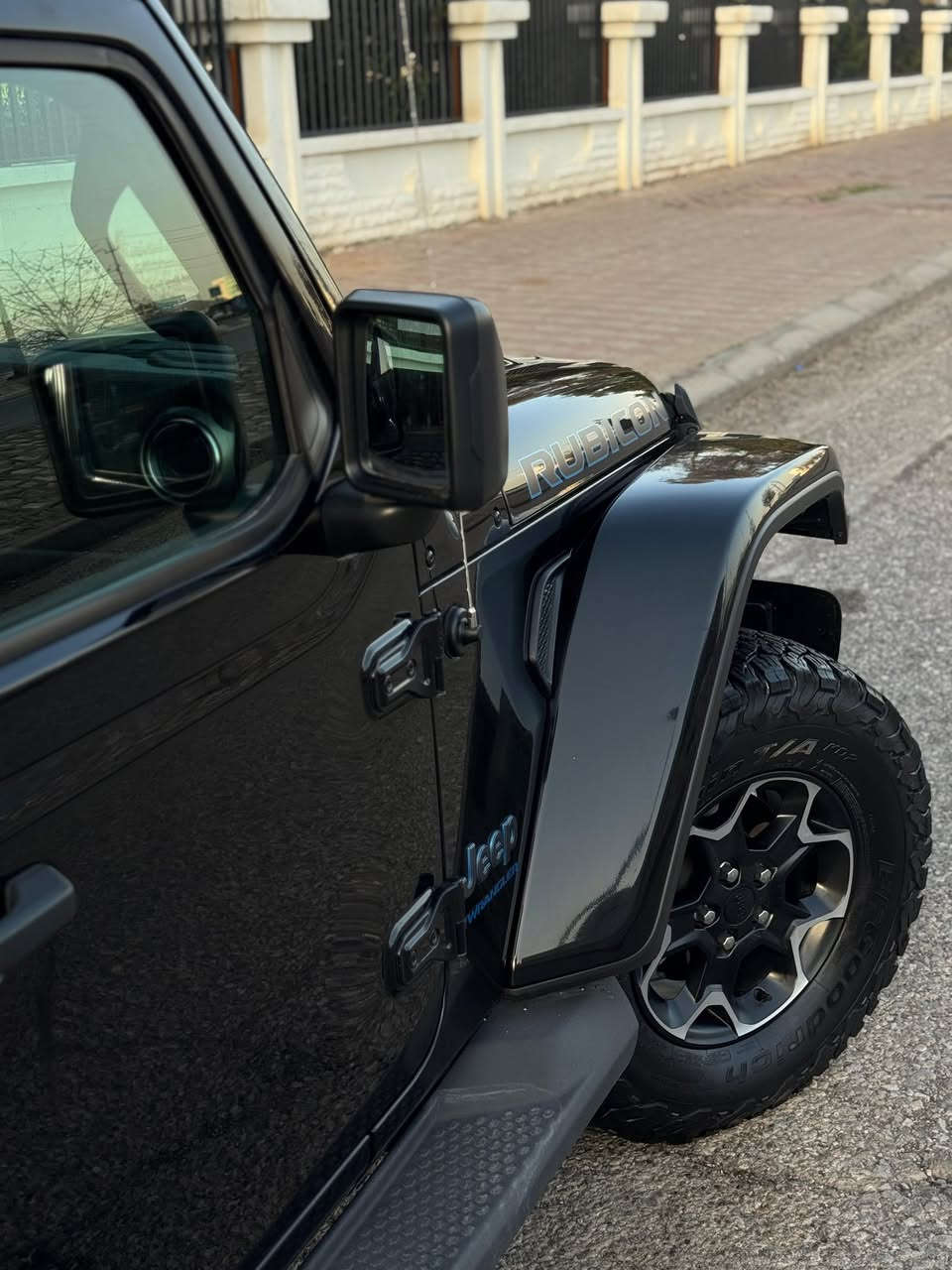 السلام عليكم
ماشاء الله
                JEEP WERNGLAER ROBECON 4Xe 🔋
جيب رانگلر روبكون 4xe
                              3 انضمه قياده ⬇️

الكهربائي" (Electric) للقيادة الصامتة، "الهجين" (Hybrid) للتوازن، و"eSave" لحفظ طاقة البطارية. تمتاز بمحرك توربو سعة 2.0 لتر، وتوفر تقنية eTorque الهجينة الخفيفة. 

لون اسود
رقم وسنويه جديد
‏‎الموديل:2023 
كلين تايتل 💯💯
‏‎المحرك : V6.  3.6L .
‏‎العداد30000 مايل
مكفوله كفاله عامه من الدعاميه للدعاميه
شخط رعصه مكفول جديده بمعنى الكلمه
دينار مصروف مابيه شرط التراي والفحص
وين ماتريد تفحص اي سونر يعجبك👍
‏‎المواصفات :
*سقف بانوراما كهربائى
* كامره امامي 
*رادار جانبي مع امامي
*لايت وبك لايت لد اصل شركه
‏‎* دفع رباعي 4x4 .
‏‎* ويل للطرق الوعرة قياس 17 انج. .
‏‎* شاشه 7 أنچ . 
‏‎* كاميرا خلفية مع امكانية التقريب (زوم) .
‏‎* حساسات خلفية .
‏‎* نظام (Auto Break System) مانع تصادم خلفي .
‏‎* مرايا مع خاصية التعتيم الذاتي  .
‏‎* تشغيل عن بعد .
‏‎* دخول ذكي (بصمة) .
‏‎* سقف 3 قطع قابلة للازالة .
‏‎* ابواب قابلة للازالة .
‏‎* زجاج امامي قابل للطي .
‏‎* إضاءة داخل الصندوق الخلفي .
‏‎* ماخذ للتيار الكهربائي .
‏‎* منظومة كاملة للقطر (السحب) . 
‏‎* نظام (Auto Start System) التشغيل والاطفاء الاوتوماتيكي للتوفير في صرف الوقود .
‏‎* محدد سرعة . 
‏‎* تلفون بلوتوث . 
💵💵السعر خاص💵💵
او اي استفسار الاتصال
☎️***********واتساب موجود
☎️***********واتساب موجود
