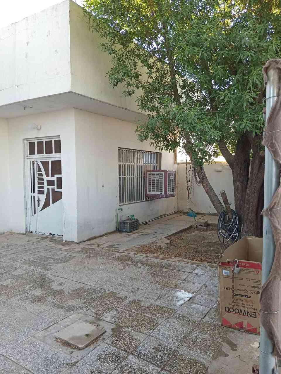 السلام عليكم
للبيع مساحة الكلية: 350 متر مربع.

​🚪 غرف النوم: 4 غرف نوم بمساحات واسعة وموزعة بشكل ممتاز.

​🛋️ الاستقبال: صالة استقبال كبيرة وفخمة، معزولة ومثالية للضيوف والمناسبات.

​🪜 الموزع (ساحة الدرج): صالة وسطية واسعة تعطي انشراح وإضاءة طبيعية للمنزل.

​🍳 المطبخ: مطبخ واسع ومريح جداً في الحركة والعمل.

​🚿 الخدمات: مجاميع صحية كاملة ومتكاملة (داخلية وخارجية).

​📞 للاستفسار وتفاصيل السعر، يرجى الاتصال على الرقم

***********

***********

📍 العنوان: [ الكرغوليه السايد الواحد قرب شارع ملايين ]
